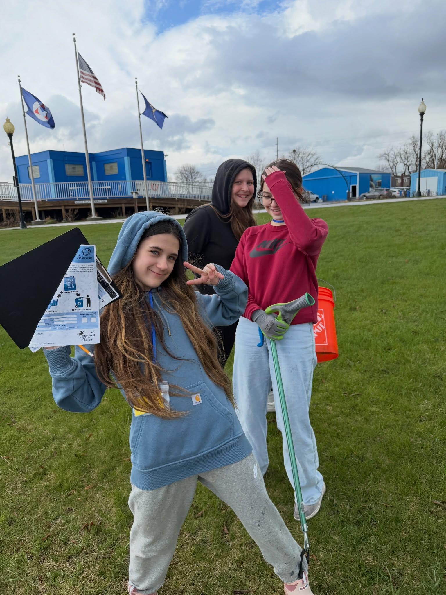 HUNDREDS of pieces of trash were removed from the riparian areas of the Thunder Bay River in Alpena County by Alcona 7th grade students today. Among their findings: vapes, marijuana packaging, drink containers, fishing line and lures, bristles from the street sweeper, and lots of PLASTICS (food wrappers, microplastics, etc.)
📊 We are engaging with hundreds of students across the region this spring to collect trash data, discussion waste reduction strategies, and brainstorm other ideas for preventing marine debris.
🪣🧤 This is place-based education in action with the @nemiglsi network. #greatlakes