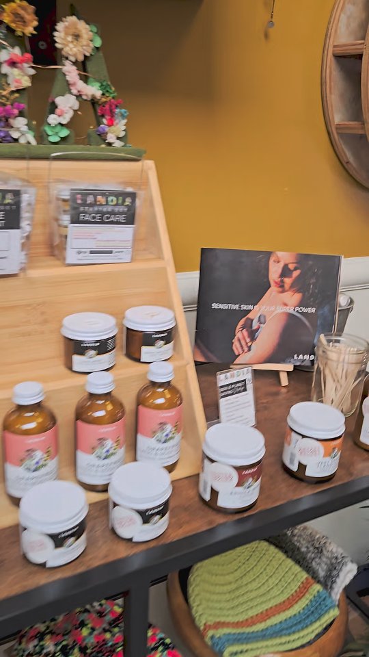 Proud to partner with Jen of @sunnysidemercantilepdx at her gem of a store. Go see her and remember....Good vibes only ✌🏽
.
.
.
.
#healthybeauty #cleanbeauty #singleuseplasticfree #landiaskincare