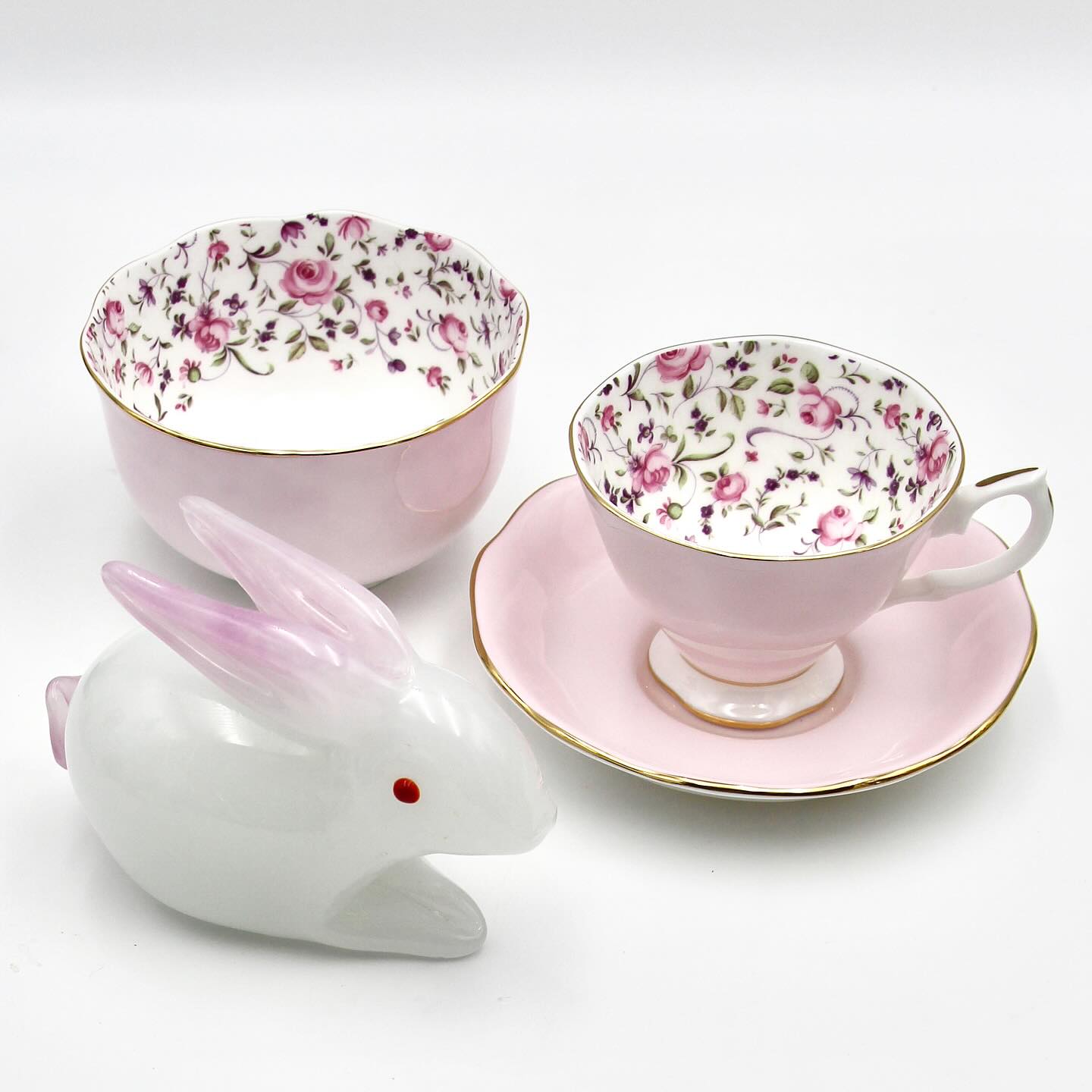 ‘Rose Confetti’ by Royal Albert and an art glass bunny. Soft baby pink with a creamy yet crisp white…. What’s not to love…
Mother’s Day collection coming along nicely 🥰💕
SOLD Cup, saucer and bowl