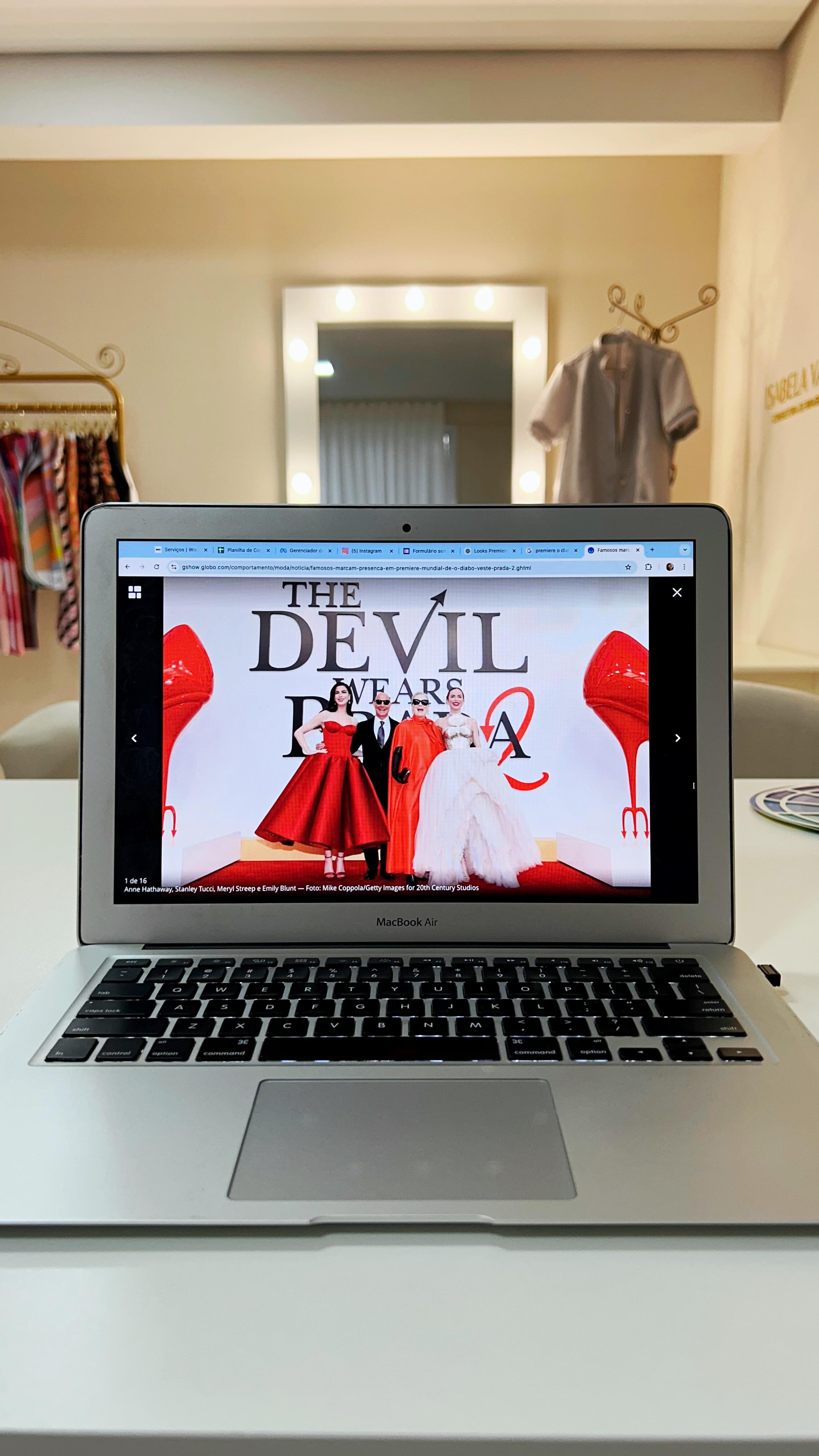 Nem todo look de premiere é só sobre estar bonita, muitas vezes é sobre comunicar poder, presença e narrativa. Na premiere de O Diabo Veste Prada 2, isso ficou muito claro: Anne Hathaway trouxe romantismo com imponência, Meryl Streep entregou dramaticidade, poder e uma imagem completamente estratégica, Emily Blunt apostou em autenticidade e impacto visual, e Stanley Tucci seguiu no clássico bem resolvido. Cada escolha tinha intenção, e é exatamente isso que faz um look ser memorável, e quando existe coerência entre quem você é, o que você quer comunicar e o que você veste, tudo muda.
Pra mim, Anne Hathaway levou o look mais bonito da noite, mas em construção de imagem, Miranda Priestly continua imbatível. E pra você: quem venceu o look dessa premiere? 👠✨