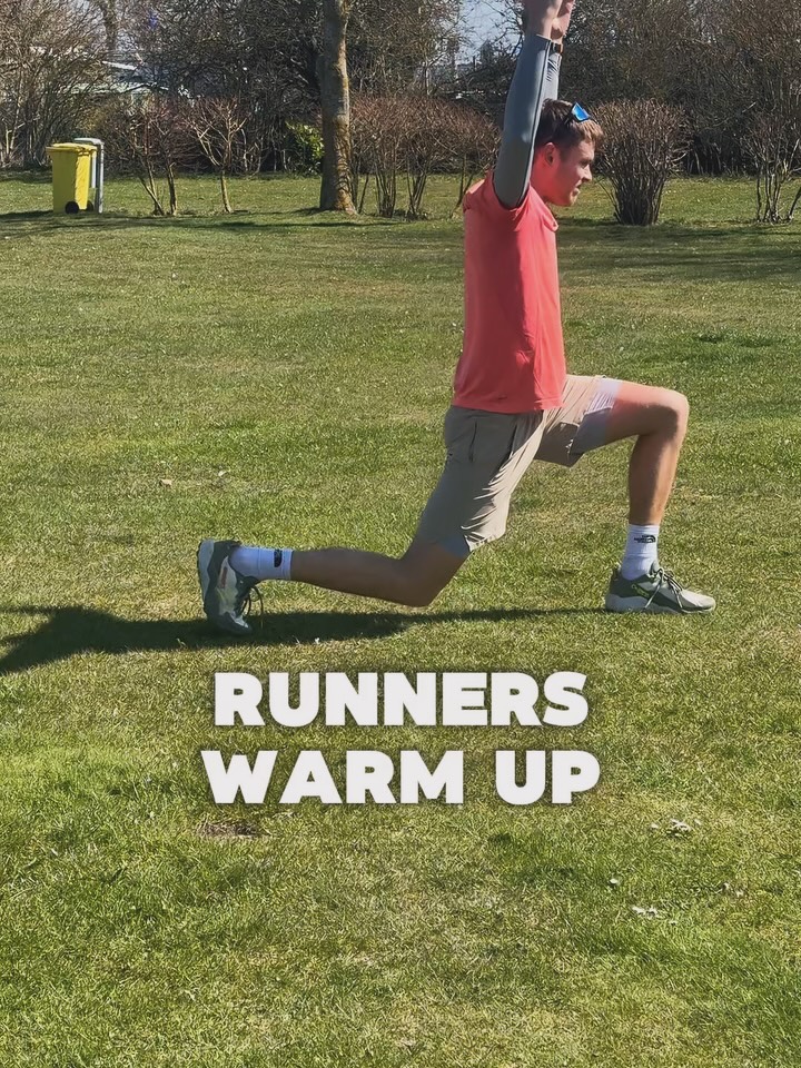 5 min Warm Up vor dem Laufen
Warm Up kann fancy sein, muss es aber nicht.
Ein gutes Warm Up dauert nicht lange aber erfüllt diese Dinge:
- Nervensystem aktivieren
- Muskeln aktivieren
- Körper mobilisieren