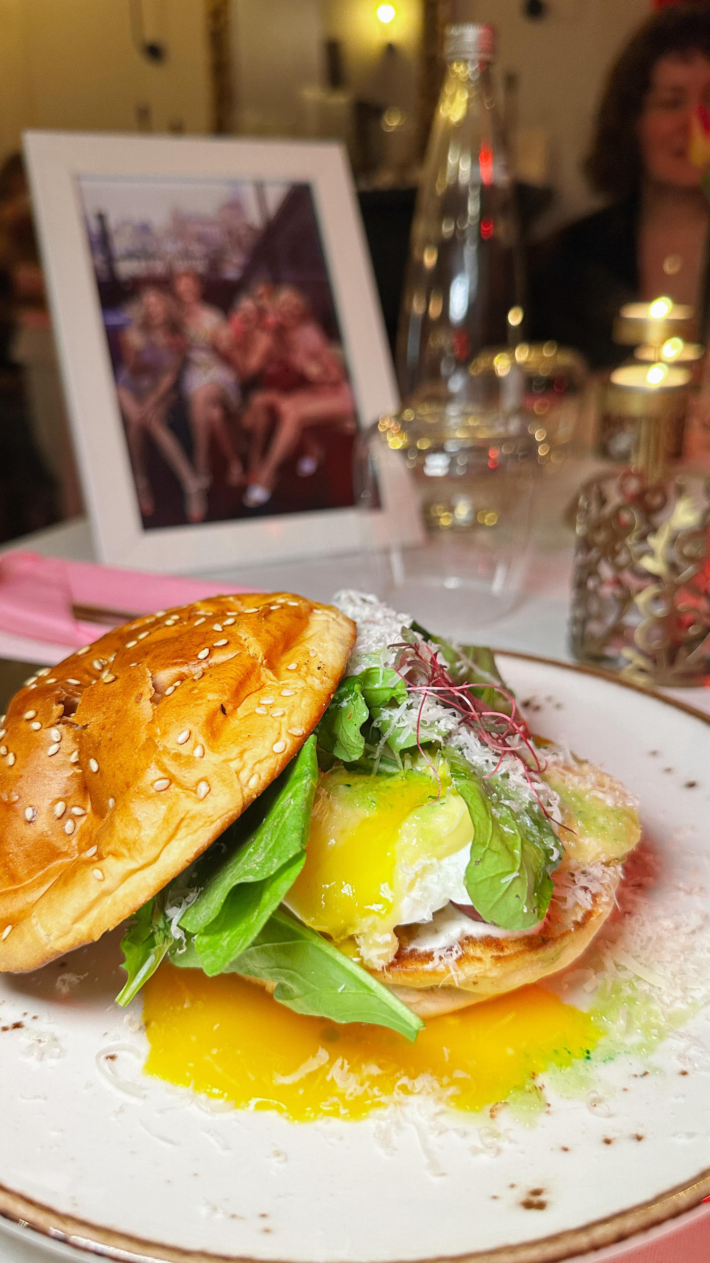 💋🥂💃🏼
Kızlar toplanıyoruz… çünkü geri dönüyoruz!
Sex and the City brunch serimizin 2. etkinliğinde, 17 Mayıs Pazar günü saat 11:00’da yeniden buluşuyoruz. Bu kez projeksiyonda Sex and the City 1. film eşliğinde, bol sohbetli, bol kokteylli bir brunch sizi bekliyor.
Katılım ücreti 1000₺ olup, seçtiğiniz 1 brunch tabağı deneyiminize eşlik etmektedir.
Kokteyller ve çay-kahve ise ekstra olarak servis edilecektir.
En sevdiğin karakterini seç, stilini konuştur ve bu ikonik günü bizimle yaşa… 🖤
Rezervasyon için DM 💌
#sexandthecitybrunch
#istanbulevents
#brunchkeyfi
#girlsdayout