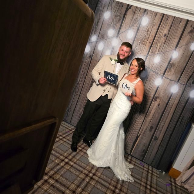 We love turning spontaneous smiles into keepsakes. Our West Midlands wedding booths make it easy for guests to jump in, strike a pose and download high-quality images they’ll actually want to keep — perfect for couples and planners who care about moments and memories. Featured venues across Worcestershire, Warwickshire and beyond have seen guests mingle more and laugh louder thanks to our intuitive setup and instant sharing. Want your wedding photos to be as fun as the day? Tap to save and visit the link in bio to learn more. 💍📸✨
Tell us: which prop would your guests fight over — hats or signs? #WestMidlandsWeddings #WeddingInspo #FellsFunBooth #WorcestershireWeddings #WarwickshireWeddings #WeddingPhotography #GuestExperience #SaveTheMoments