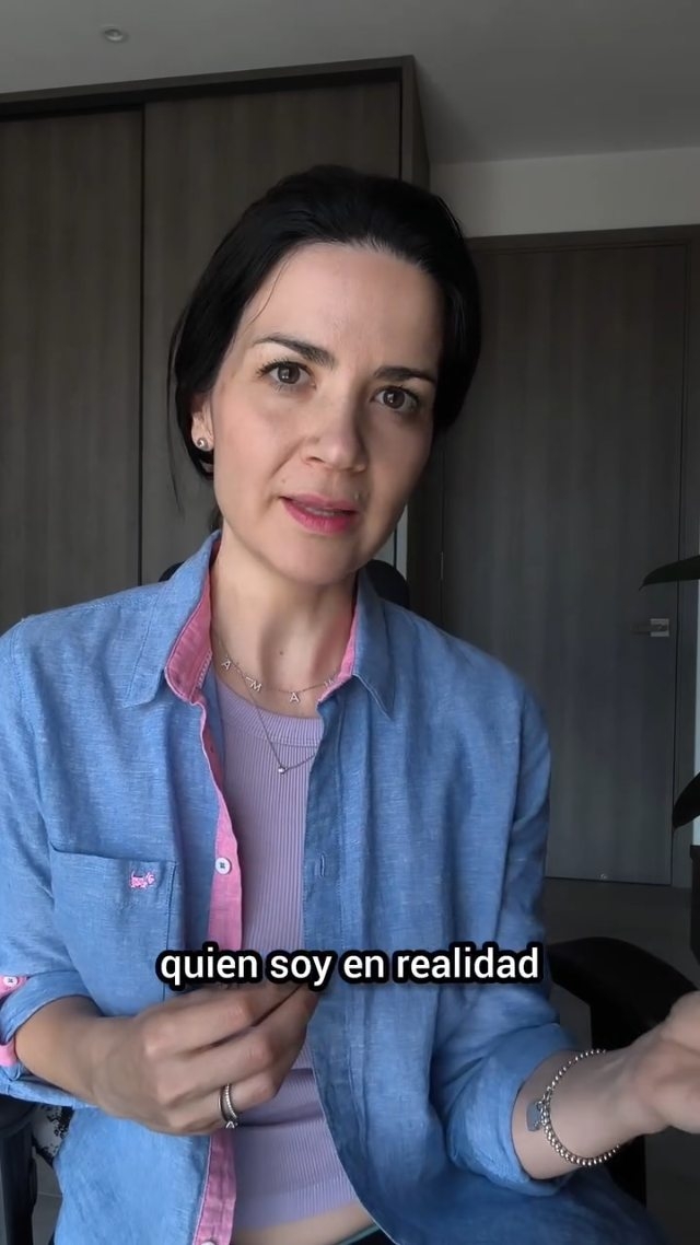 Tener una buena vida NO significa necesariamente "ser feliz".
Hace algunos años, lo comprobé.
Aparentemente lo tenía todo: pareja, casa, estabilidad.
Pero me sentía sola, triste, frustrada.... Y luego comprendí, que lo que había pasado, es que me había desconectado de mi misma.
Había priorizado otras cosas, olvidándome de mí, de quién soy, de mi esencia.
La reconexión conmigo misma fue dura, pero muy necesaria, porque así pude recuperarme y construir una vida mucho más alineada con quién soy y mis propósitos.
Si te identificaste con esto y hoy te sientes así, escríbeme, porque sé cuál es el camino que te puede llevar de vuelta a ti misma.
Un abrazo con mucho cariño.