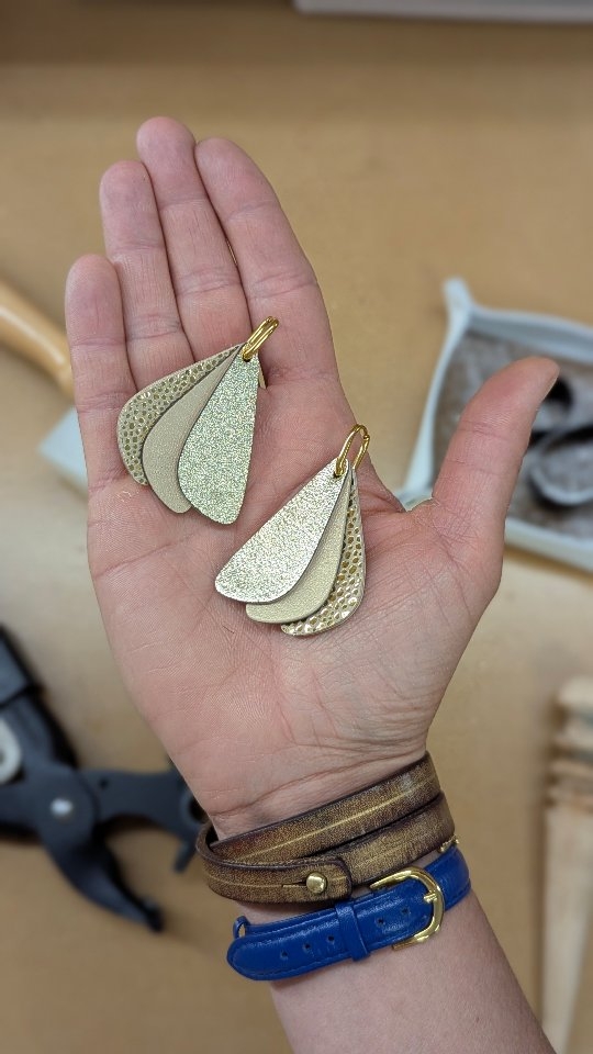 NOUVELLES CRÉATIONS :
et voilà mes dernières boucles d'oreilles, bracelets et
BROCHES EN CUIR... 😁😁😁
Tu peux les découvrir dans la boutique @ledressingangele.
Vas-y, Angèle a de belles nouveautés et de jolis vêtements d'occasions qui m'ont inspirés pour mes créations.🤩
tu pourras aussi en profiter pour découvrir les superbes créations de @fleurette.et.bobinette 😍
Bon weekend
Marion
#mode #localbusiness #bijoux