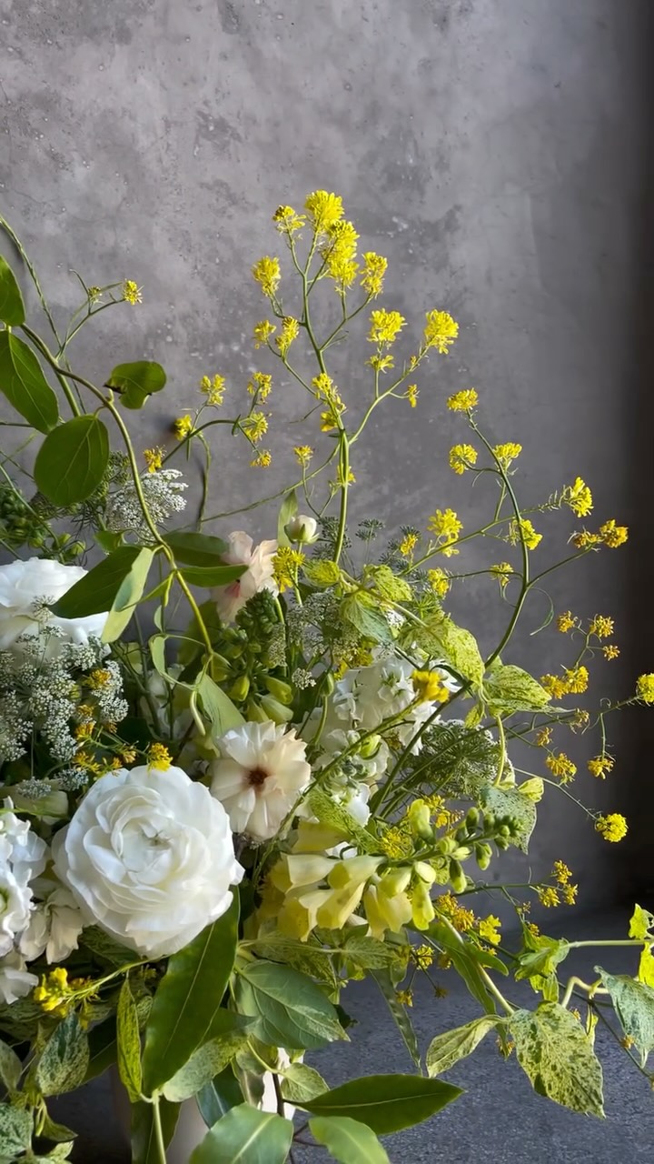 Our “Wilder” arrangement has become our most-ordered design this season — and honestly, we’re not surprised. Spring lends itself to this kind of work. Wild, local, alive. Available in different sizes for pick-up or delivery. Order online!