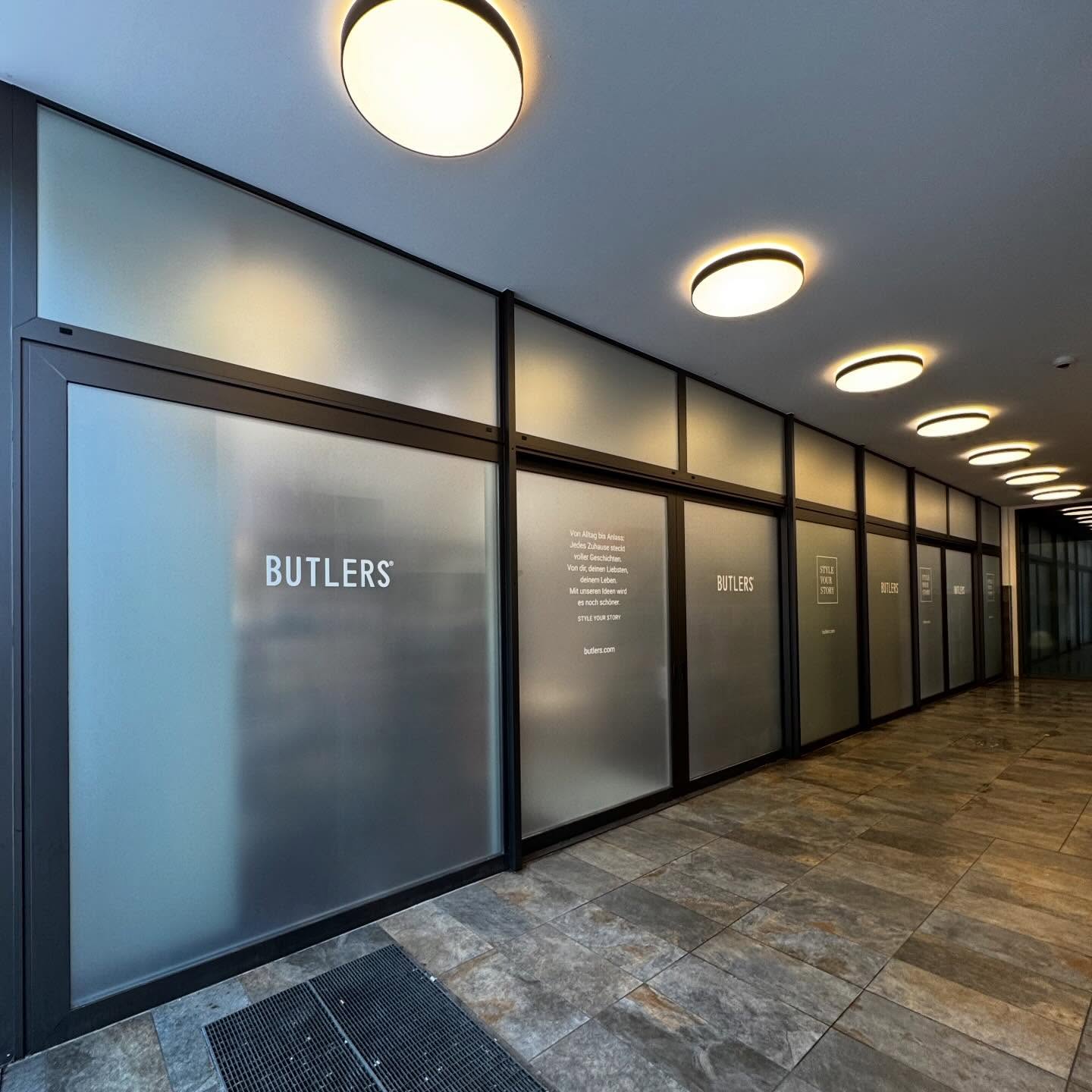 Glasklarer Auftritt für starke Marken. ✨
Für @butlers_com haben wir diese Fläche mit hochwertiger Glasdekorfolie und präzisen Folienplots umgesetzt – Das Ergebnis: eine elegante Sichtschutzlösung, die gleichzeitig Markenbotschaft transportiert und den Raum strukturiert.
💡 Vorteil auf einen Blick:
– Sichtschutz ohne Lichtverlust
– Saubere, langlebige Umsetzung
– Perfekte Kombination aus Funktion & Design
#folienbeschriftung #glasdekor #branding #interiordesign #sichtschutz