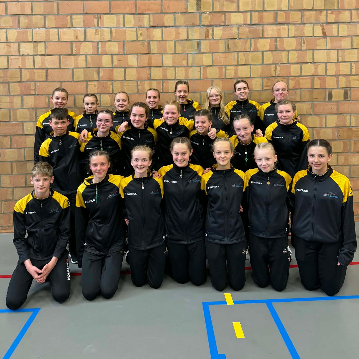 De beloften B teams knalden tijdens de laatste teamwedstrijd van dit seizoen 💥
SR speed
8 Florien, Fien, Alyssa & Femke
10 Laura, Julie, Marilou & Maxine
27 Eline, Féline, Louise & Elaya
34 Thibo, Anaïs, Josephine & Gaëlle
Dubbels
🥉 Amélie & Florien
9 Fien & Maxine
10 Marilou & Féline
18 Louise & Eline
35 Elaya & Thibo
37 Femke & Alyssa
DD speed relay
16 Julie, Eline, Josephine & Maxine
21 Louise, Féline, Alyssa & Kato
22 Thibo, Marilou, Laura & Feline
25 Ella, Fien, Femke & Anaïs
DD speed sprint
18 Bas, Amélie & Florien
20 Elaya, Gaëlle & Anaïs
SR2
18 Louise & Fien
19 Alyssa & Julie
24 Bas & Feline
27 Elaya & Gaëlle
28 Maxine & Marilou
SR4
9 Fien, Marilou, Kato & Eline
12 Thibo, Julie, Féline & Alyssa
DD3
14 Bas, Maxine & Louise
17 Thibo, Julie & Alyssa
19 Kato, Eline & Marilou
20 Josephine, Gaëlle & Elaya
DD4
7 Thibo, Fien, Anaïs & Josephine
10 Maxine, Louise, Eline & Kato
#jumprope #ropeskipping #cosropeskippers
