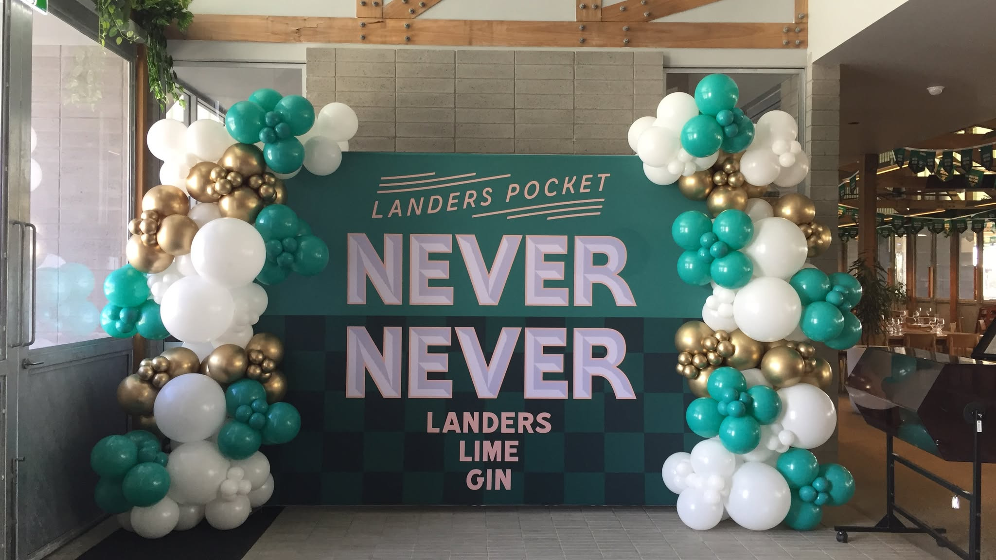 NEVER NEVER Landers Lime Gin @landerspocket
www.bailandoballoons.com.au
#balloongarland
Brisbane balloon garland
