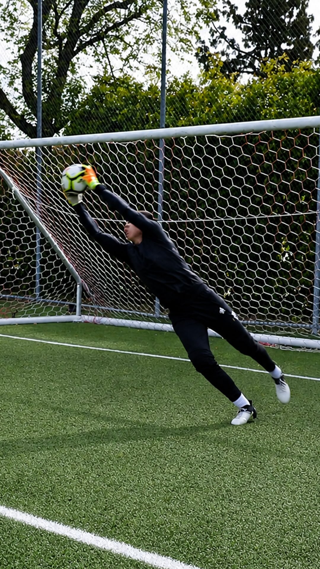 📝 Angle Recovery Reactions
🎯 Focus on quick turns and a balanced set.
Shot locations are announced, but the timing is not.. so the goalkeeper must move quickly, regain balance, and be ready to decide between catching or parrying #goalkeeper #Soccer #explore #reels