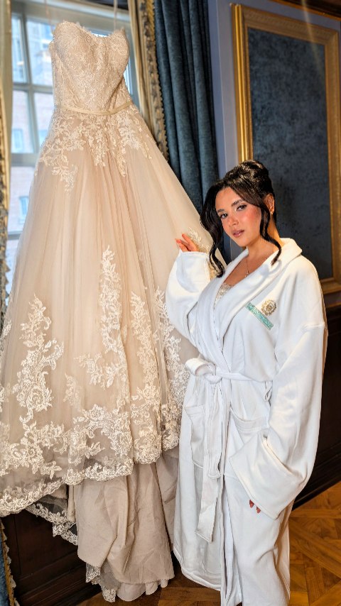 Live from the Windsor Arms open house ✨
Old money-inspired bridal, kept soft and modern 🥂
Venue @windsorarms @eventsbywindsorarms
Model @lalitasii
Hair and Makeup by Melody & Victoria @victoriabarrett.makeuphair
