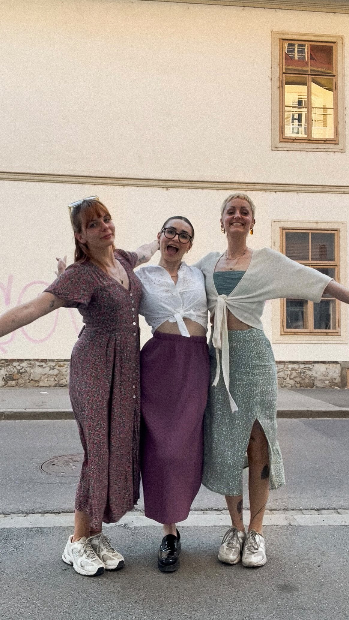 Halloooooooo! 👋
Wir sind wieder daaaaa tralalaaaaaa🎶
Wir arbeiten an neuen Texten, bleibts dran für Neeeeews🍑🍑🍑
#mundart #soulaufsteirisch #schmorrn #🍑