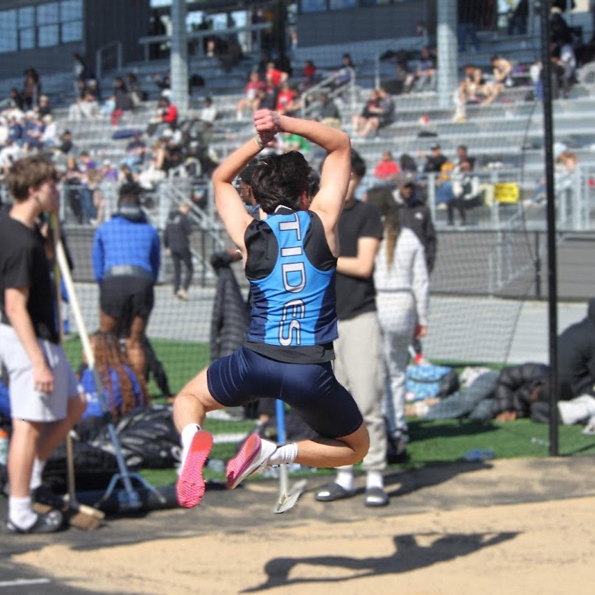 Snaps by @photos.by.ellam from the Bill Harris Invitational in Federal Way.
Girls Team takes the š including a new meet record in the 4x100
Boys Team posts a strong 5th place
Excited for the remainder of the season as we head towards our last 3 meets before post season!