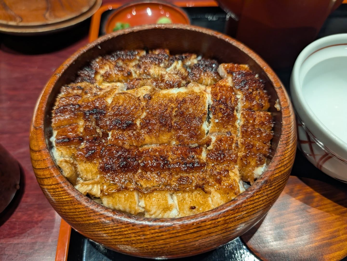 名古屋駅スグにあるうな富士でひつまぶしを食べました☺
香ばしい香りとサクサクの食感
そしてタレの具合
素晴らしかった☺
久々に名古屋で鰻たべた
5400円くらいです
駅ナカよりも並んでないからオススメかも?その代わり少し高め
#鰻
#ひつまぶし
#うな富士
#名古屋
#名古屋駅