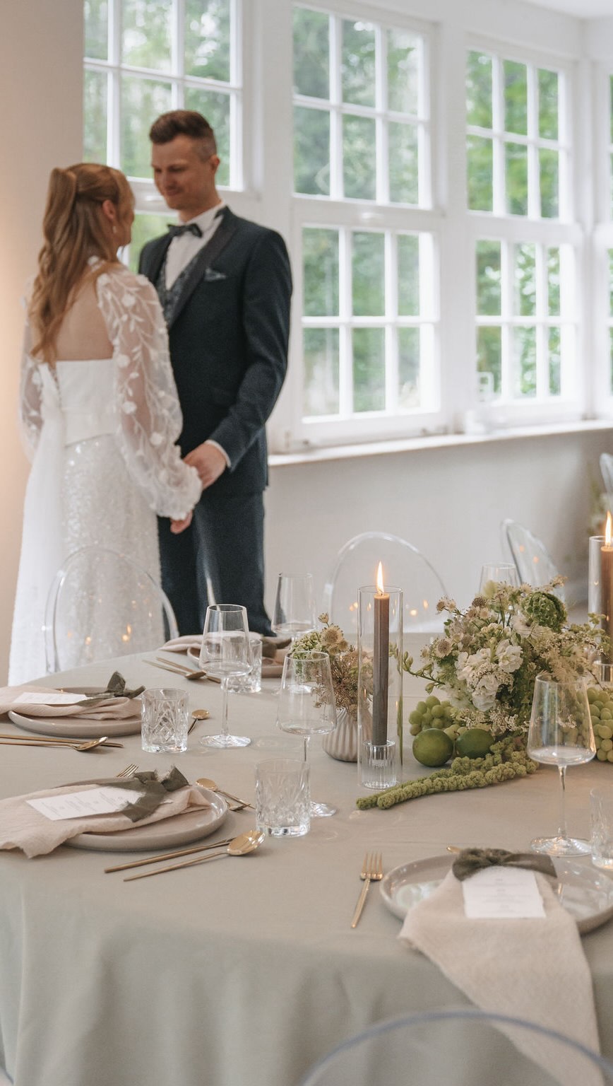 Forsthaus Upjever ✨
Da gewesen und nach wenigen Minuten direkt verliebt. Mitten im Wald gelegen könnt ihr hier ganz intim und privat feiern. Eine wunderschöne lichtdurchflutete Location, die moderne Elemente mit ganz viel Natur verbindet.
Gerahmt von Vogelgezwitscher und ganz viel Grün, könnt ihr hier euren schönsten Tag mit euren Liebsten verbringen.
Das Konzept habe ich deshalb bewusst natürlich gewählt. Ich wollte hier keinen Kontrast setzen, sondern das, was die Natur bietet, in der Location aufgreifen ✨
Konzept, Dekoration & Floristik: @ivyandrose_de
Fotografinnen: @eileencamin.fotografie
Location: @forsthausupjever
Styling: @beautyskinbyjess
Kleid: @weddingdreams_brautmoden
Papeterie: @designkraemerei
Schmuck: @ylvaloresschmuck
Models: @jo.hannamo & @christophmoenning
Hochzeitsdeko
Hochzeitsfloristik
Tischdeko
Freie Trauung