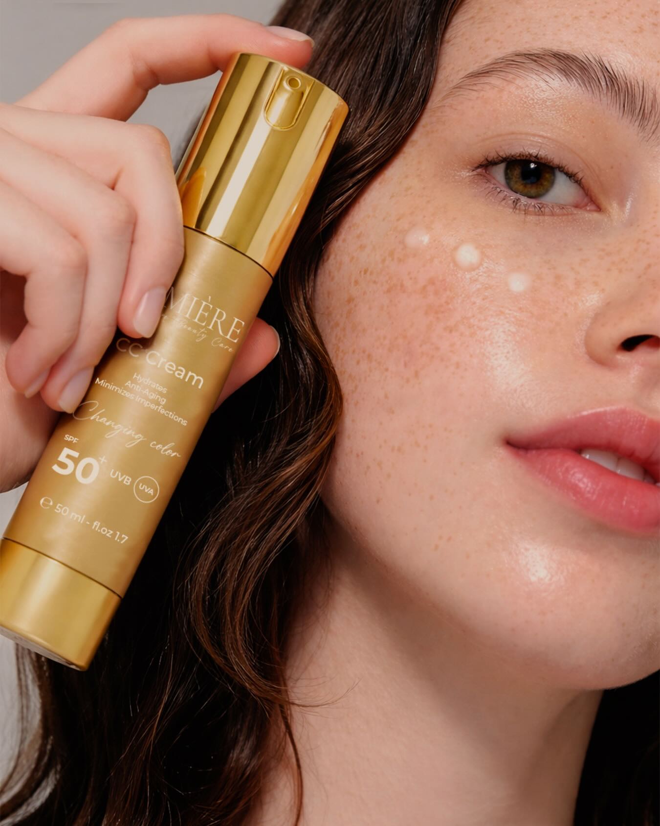Idrata, uniforma e protegge ogni giorno.
La CC Cream Lumière si adatta al tuo incarnato per un effetto naturale e luminoso, senza appesantire la pelle.