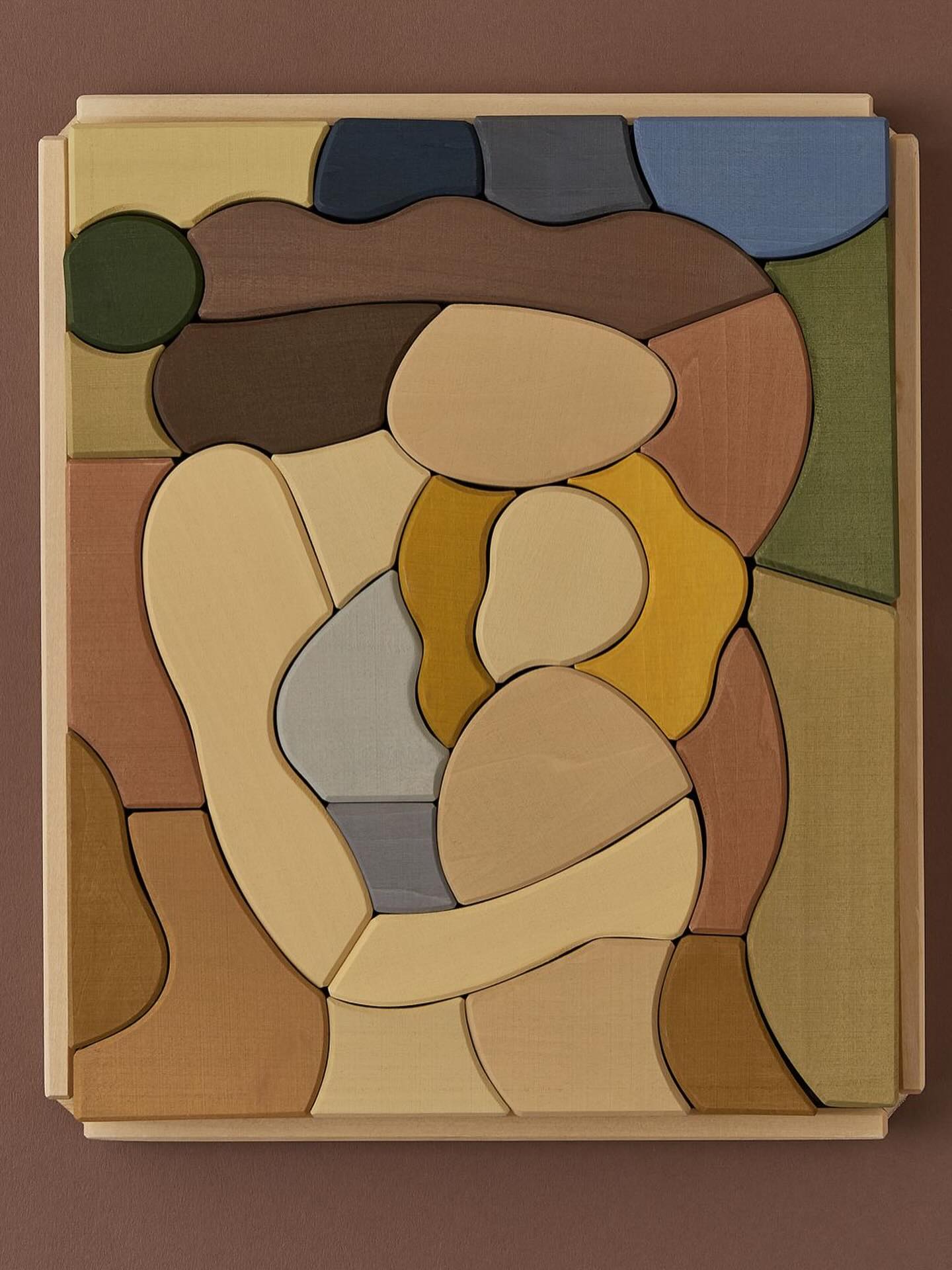 The Raduga Grëz Mother and Child building set is one of those rare pieces where design begins with world-renowned Art 👨🏻🎨
Inspired by Mother and Child by Gustav Klimt (1905), the toy doesn’t try to copy the original.
🫶The Set translates it: into gentle, heartwarming emotions, into something visually pleasing, into tactile shapes, that you can hold and create….✨
Each piece is simplified, almost abstract (following the timeless principles of open-ended toys), painted in soft, earthy pastels for imagination to roam wild and free…🎈
And yet, when assembled, the masterpiece appears instantly recognizable🖼️
A block set, a puzzle, and a piece you may want to keep on display long after playtime is over ♥️
#diafeliz_kids #diafeliz_woodentoys #diafeliz_shop #toysasart #raduga_grez openendedplay
