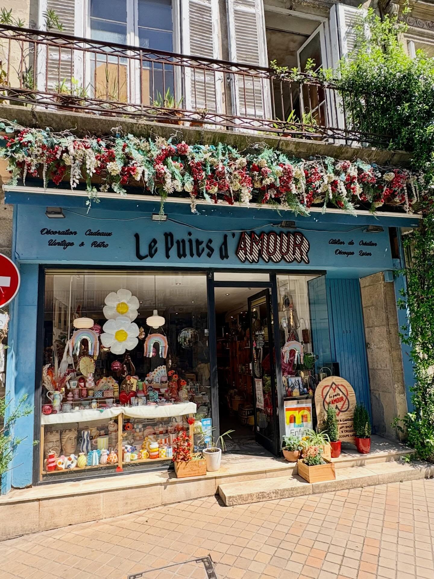 ☀️ Une belle semaine s’annonce au Puits d’Amour 🌸
La boutique est ouverte toute la semaine
du lundi au samedi de 11h à 19h 💛
Et bonne nouvelle :
✨ Nous serons aussi ouverts le vendredi 1er mai ✨
Ce jour-là, la rue Fondaudège prend des airs de fête avec un grand vide-grenier tout le long de la rue 🌼
Et nous, on sera sur tous les fronts 😏
👉 à la boutique
👉 et aussi avec un stand juste en face du magasin
Autant vous dire qu’il y aura plein de trésors à chiner et à découvrir 💫
📍 Le Puits d’Amour
113 rue Fondaudège – Bordeaux
On vous attend nombreux 🌈
Le Puits d’Amour, un concentré de couleurs, de jolies idées et toujours plus de love 💛