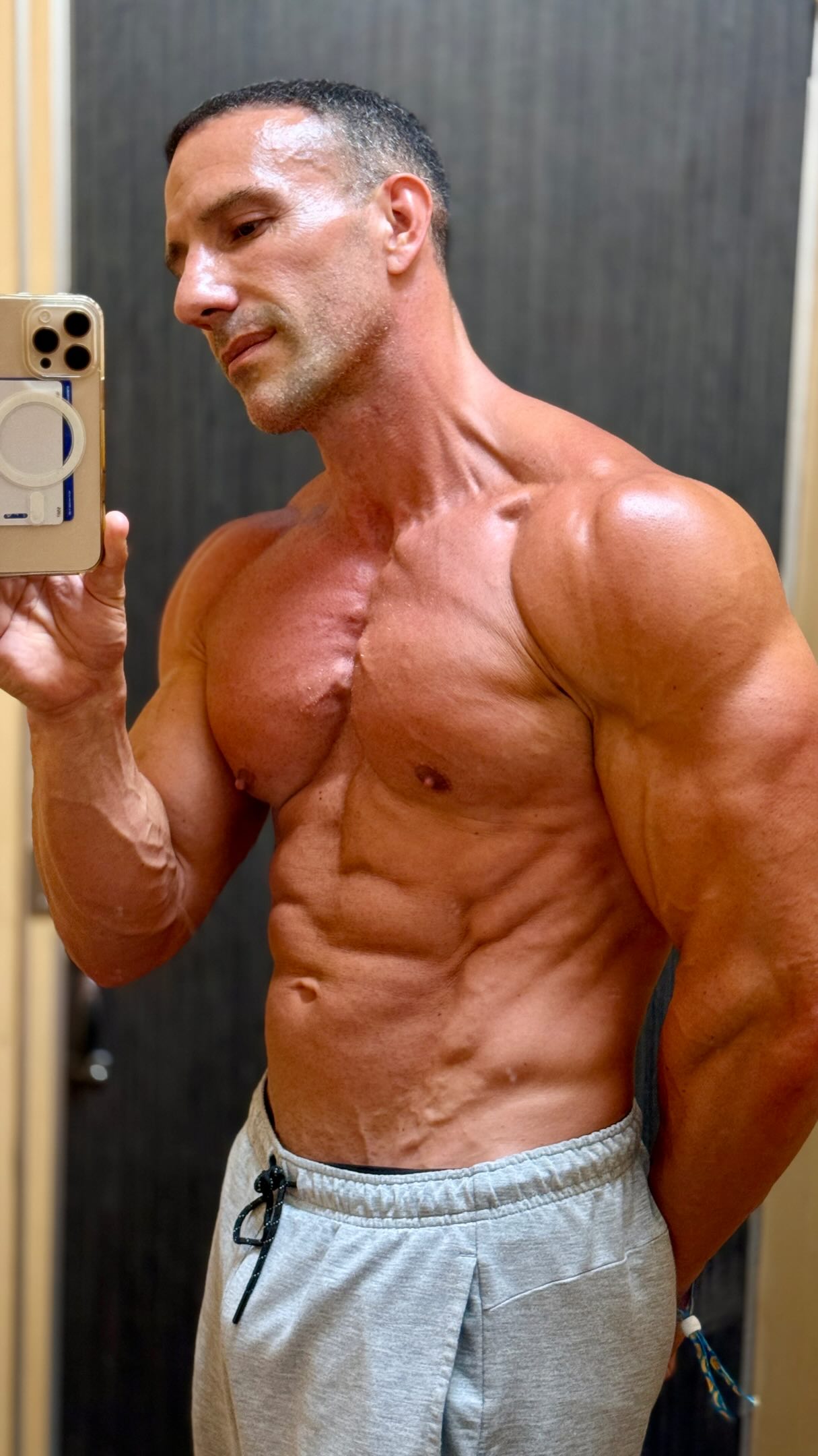 La préfatigue est la méthode la plus safe pour faire de l’hypertrophie musculaire.
On va bien avoir un jeune qui va venir m’expliquer la vie parce qu’il connaît pas le principe de préfatigue; mais qu’il a une opinion quand même 🤷🏻♂️
#musculation #pectoraux #entraînement #progression hypertrophie