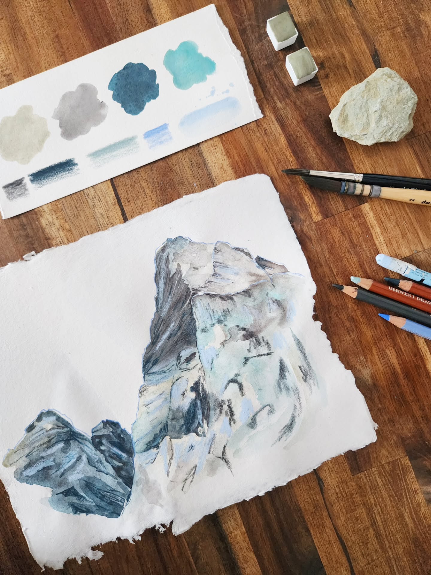 Pique-Longue 🏔
Je traverse une période d'insomnie, d'origine inconnue, alors plutôt que de céder à l'anxiété, je plonge dans la création.
Je prépare l'exposition qui aura lieu à @maisondelamontagne_pyr en septembre.
L'idée est de travailller autour des pigments originels des sommets que je vais peindre. Toujours avec une pointe de couleur (si possible de bleu 😉).
Donc pour le moment, j'explore et je cherche. Je teste. J'essaie. Je fragmente. Je veux être dans une démarche globale alors je vais utiliser du papier fait main (au maximum) - cette feuille c'est du papier @atelierretailles que je gardes depuis des années.
Pour le choix des couleurs, j'ai repris un croquis réalisé en 2021... les années passent mais l'intuition reste 💙📓
#carnetdevoyage #artduvoyage #watercolormountains
#pigmentsnaturels #naturalcolor
©️ Les pages de mes carnets sont mon outil de travail artistique. Je les partage ici comme source d’inspiration, tout en veillant à préserver leur caractère unique.