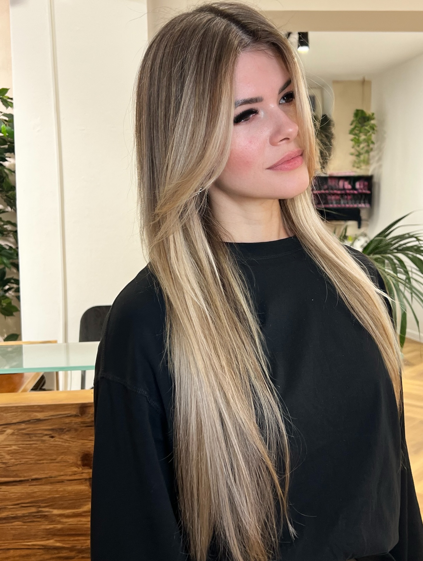 Von braun zu blond – weich, natürlich und auf den Punkt aufgehellt ✨
#hairtransformation #vonbraunzublond #blonde #balayagemünchen#friseurmünchen