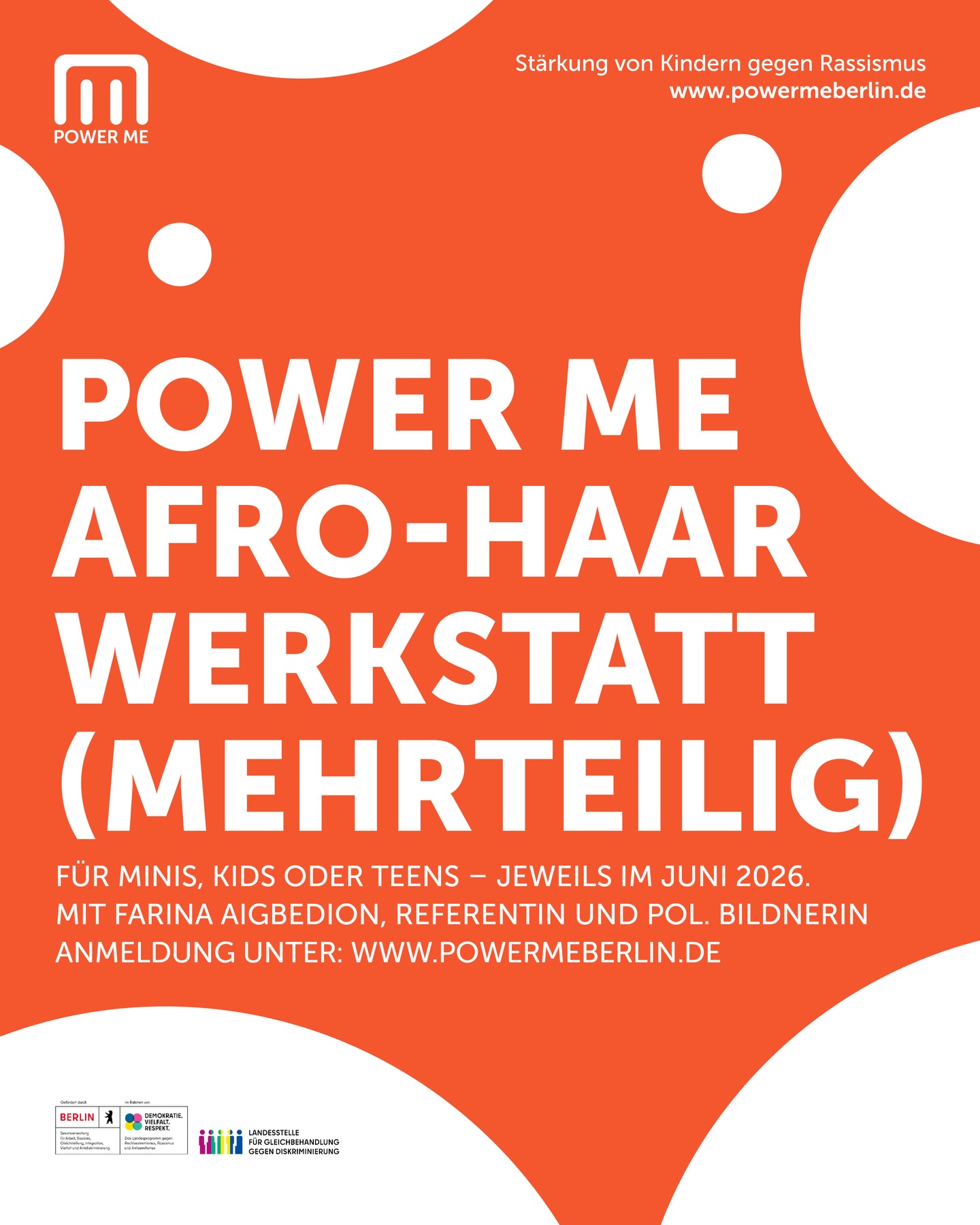 POWER ME AFRO-HAAR WERKSTATT
für Minis, Kids und Teens im Juni 2026! 🪮👸🏽🫅🏾
Es gibt 3 verschiedene Altersgruppen, die wir unabhängig voneinander fokussieren werden:
Minis (4 - 6 Jahre); Praxistag gemeinsam mit Eltern
07.06.2026 (Teil 1 – Online)
27.06.2026 (Teil 2 - Praxistag)
Kids (6 - 12 Jahre); Praxistag gemeinsam mit Eltern
07.06.2026 (Teil 1 – Online)
27.06.2026 (Teil 2 - Praxistag)
Teens (10 - 15 Jahre); Praxistag ohne Eltern
14.06.2026 (Teil 1 – Online)
28.06.2026 (Teil 2 - Praxistag)
Die 2 Module (Online und Präsenz) sind aufeinander aufgebaut: In dem Online-Workshop wird ein Lernraum für Eltern und Bezugspersonen geschaffen, in dem es um Wissen, Haltung und die Bedeutung von Afro-Haaren in der Diaspora geht.
Im zweiten Modul (Praxistag) üben wir vor Ort entwirren, pflegen, frisieren. Ziel dabei ist es, Afro-Haare als Ausdruck von Identität und Verbundenheit zu verstehen, zu respektieren und die Schönheit von Afro-Haaren zu feiern!
Mit Farina Aigbedion, Referentin und politische Bildnerin
Wir bitten um Anmeldung unter www.powermeberlin.de
Wir freuen uns auf euch!
Euer
POWER ME Team
-
POWER ME ist ein Projekt von ARIBA e.V. und wird gefördert von der Senatsverwaltung für Arbeit, Soziales, Gleichstellung, Integration, Vielfalt und Antidiskriminierung / LADS