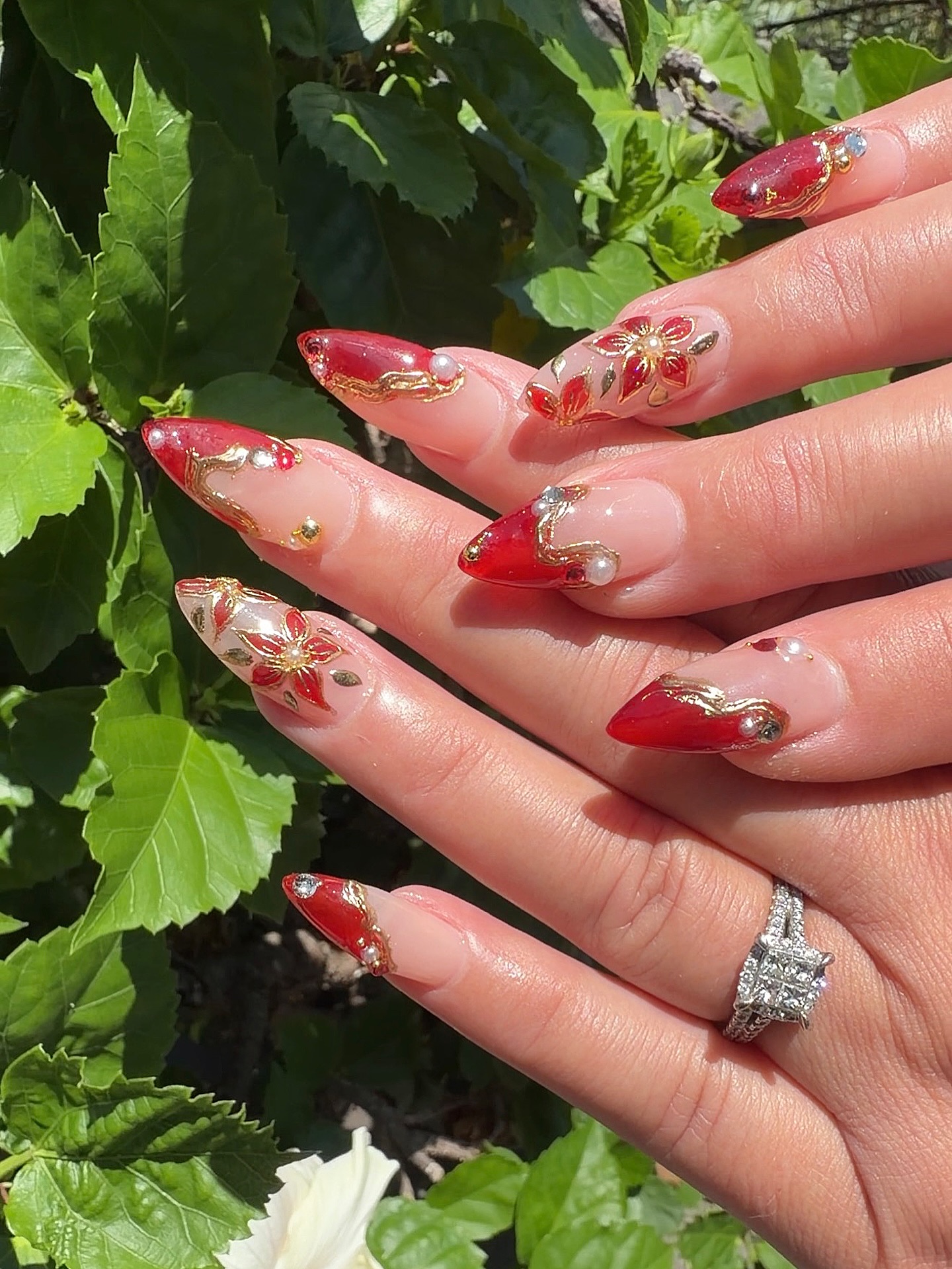 Fleurs rouges 🌹 Freestyle set ❤️
#coutureclaws #floralnails #rednails #konanails #bigislandnails