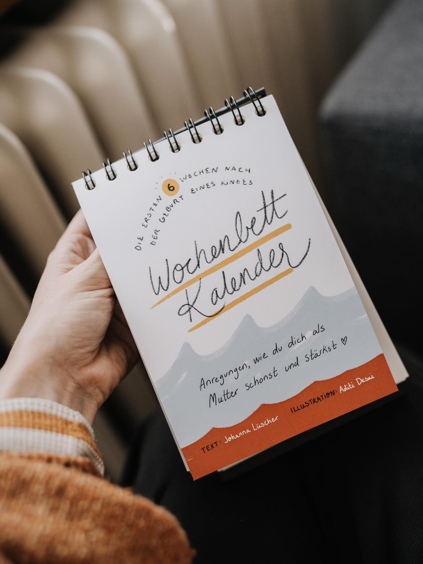 Wochenbettstimmung 🫖💌 diesen Kalender fand ich wunderschön! Kleine Empfehlung :)
Was mich immer freut ist, wenn ich seh wie ihr euch kümmert. Wenn Glückwunschkarten da liegen, wenn der stillenden Mama Wasser gebracht wird und natürlich wenn ihr euch entscheidet diese Zeit bildlich festzuhalten, weil sie unwiderruflich und wertvoll ist ♥️
.
#wochenbettfotografie #familienfotografinschweiz #newbornphotography