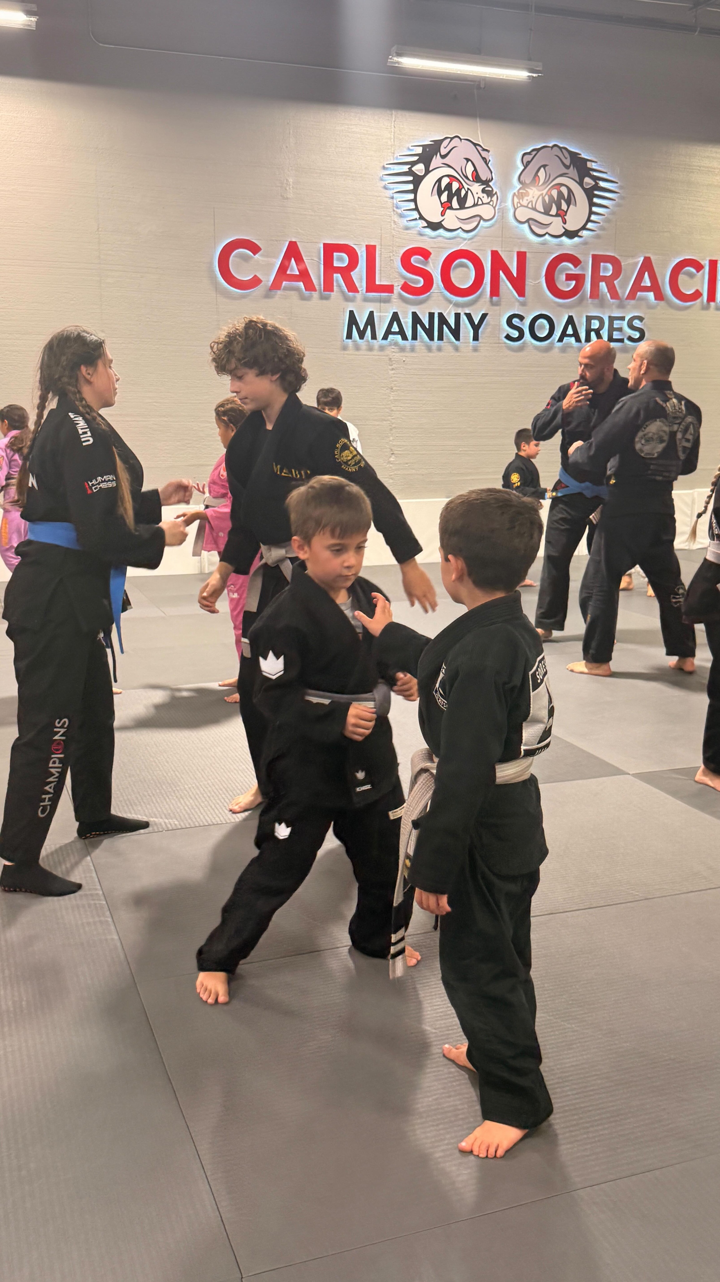 At Carlson Gracie Manny Soares,
we don’t only create athletes.
We create leaders, confidence, and a strong family environment.#jiujitsuforeveryone #jiujitsu #brazilianjiujitsu #bocaraton