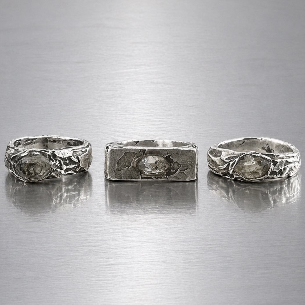 Some crystals for the energy 🌟
Les trois dernières pièces disponibles à prix remisé pour les membres de SILVERLIST
#talisman #talksmanjewelry #symbilismart