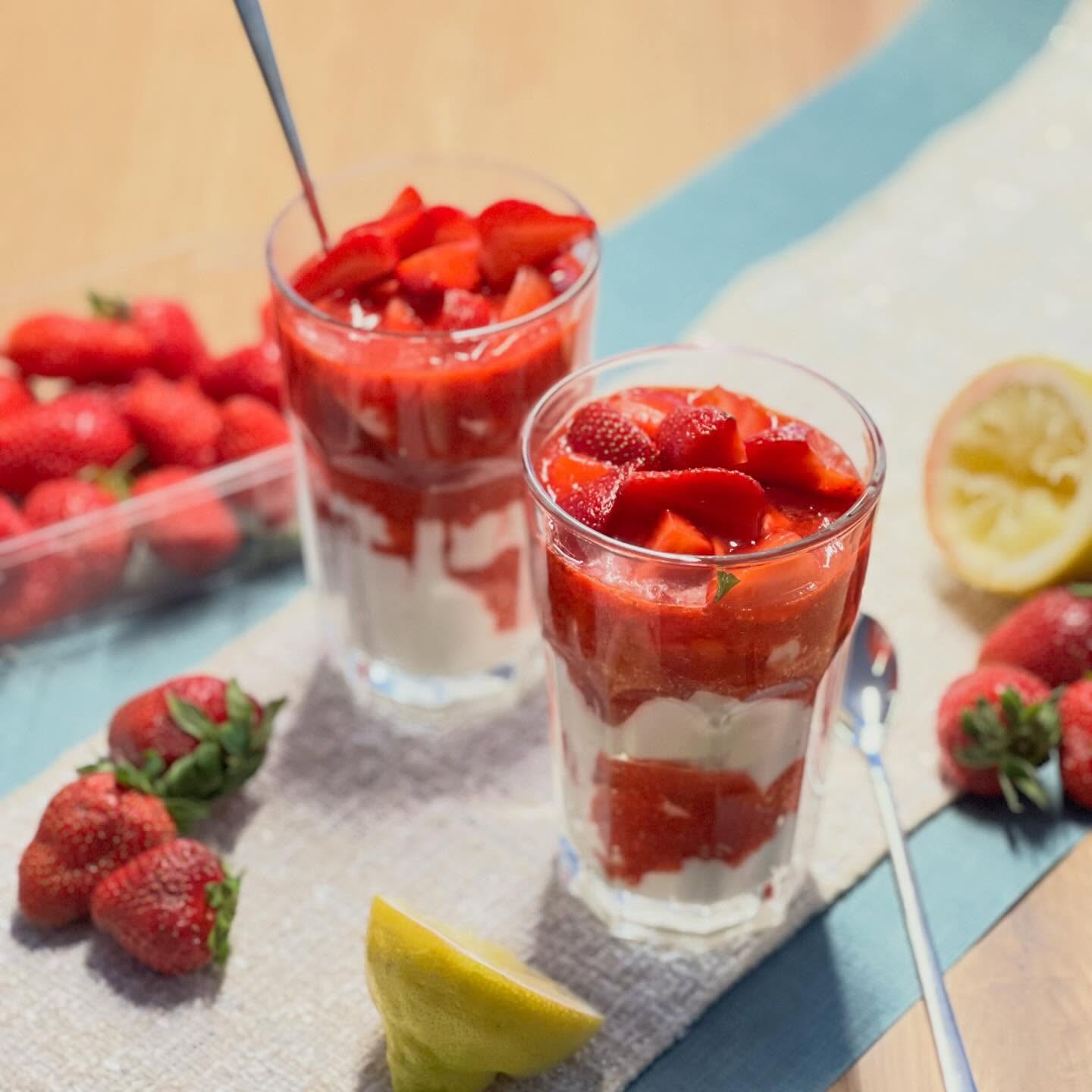 Zitronen Erdbeer Traum
Cremig, frisch und genau die richtige Mischung aus süss und leicht säuerlich.
Die Erdbeeren bringen die Fruchtigkeit, die Zitrone sorgt für einen frische Kick – und zusammen wird’s einfach richtig gut.
Ein Dessert, das ohne viel Aufwand beeindruckt und nach einem zweiten Löffel verlangt.
…klein serviert, gross im Geschmack.
Zutaten für 4 Personen:
250 g Erdbeeren
250 g Mascarpone
250 g griechischer Joghurt
70 g Zucker
1 Päckli Vanillezucker
2-3 EL Zitronensaft
½ Zitrone - abgeriebene Schale
Zubereitung
Die Erdbeeren waschen, in Stücke schneiden und mit 2 EL Zucker und 1 EL Zitronensaft vermischen und ca. 10 Min. ziehen lassen.
Ca. 100 g der Erdbeeren mit dem Saft in einen Mixbecher geben und pürieren.
Mascarpone, griechischer Joghurt, Zucker und Vanillezucker mit 1-2 EL Zitronensaft und geriebener Zitronenschale zu einer cremigen Masse mischen.
Das Dessert in Gläser Schichten: Mascarpone Creme, Erdbeerpüree und die Erdbeeren.
Für mindestens 1 Stunde kühl stellen und dann geniessen.
En Guete !
#thekitchenwitches #dessert #erdbeeren #strawberry #desserts