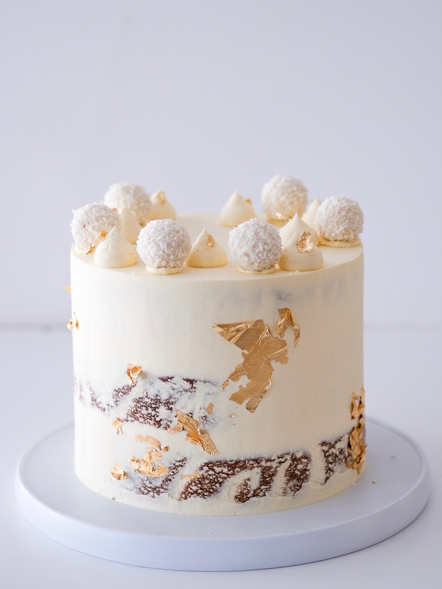 Golden 🎂
Classy cake for a classy Lady !
#cakecakecake #birthdays #gold #nakedcake