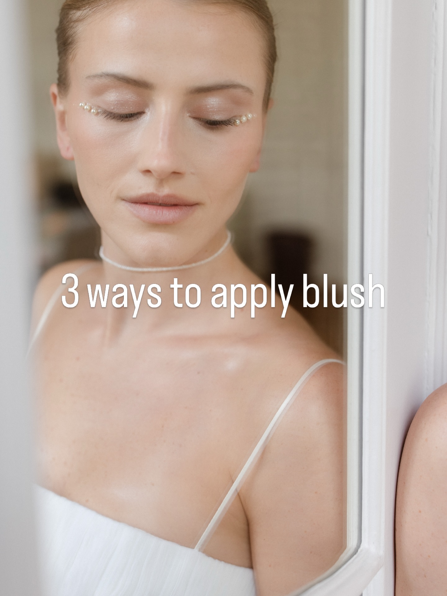 3 ways to apply blush! 💖♥️
First one is the most common one on the apples of the cheeks. Dit zal je gezicht en wangen vooral wat “voller” maken.
Second one will lift and sculptw. Een manier die je de laatste tijd vaker en vaker ziet. Heb je een ronder gezicht? Dan kan dit wel iets voor jou zijn. 💖
Third one and my favorite one zeker tijdens de zomer maanden. I call it the sunburn blush. Doordat hij over de neus komt en vooral een rechte lijn vormt in het midden van je gezicht maakt dat deze manier blush zetten ervoor zorgt dat je een sunburn of sunblush krijgt. ☀️
Wat is jou favoriet? Let me know 💖