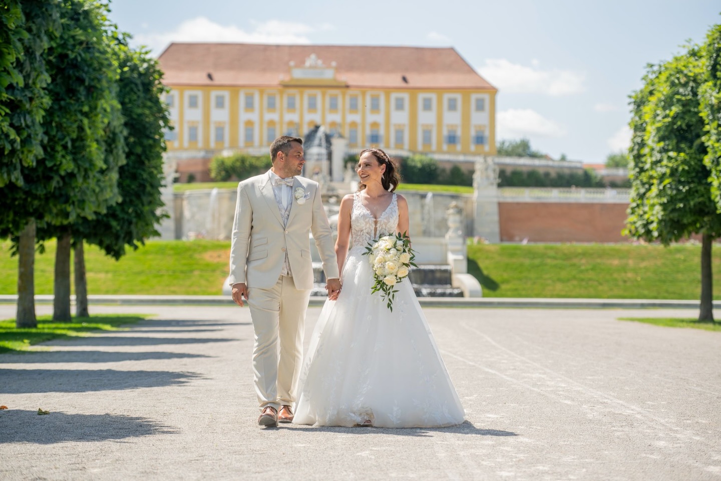 Vergangenen Juni durfte ich die wunderschöne Märchenhochzeit von V&A im Schlosshof begleiten. Auch wenn das Thermometer ordentlich nach oben geklettert ist, war die Stimmung einfach perfekt. Ein Tag wie aus dem Bilderbuch.
Foto @wedding.art
#Schlosshochzeit #Weddingplanner #Märchenhochzeit #WeddingInspiration #Hochzeitsplanerin