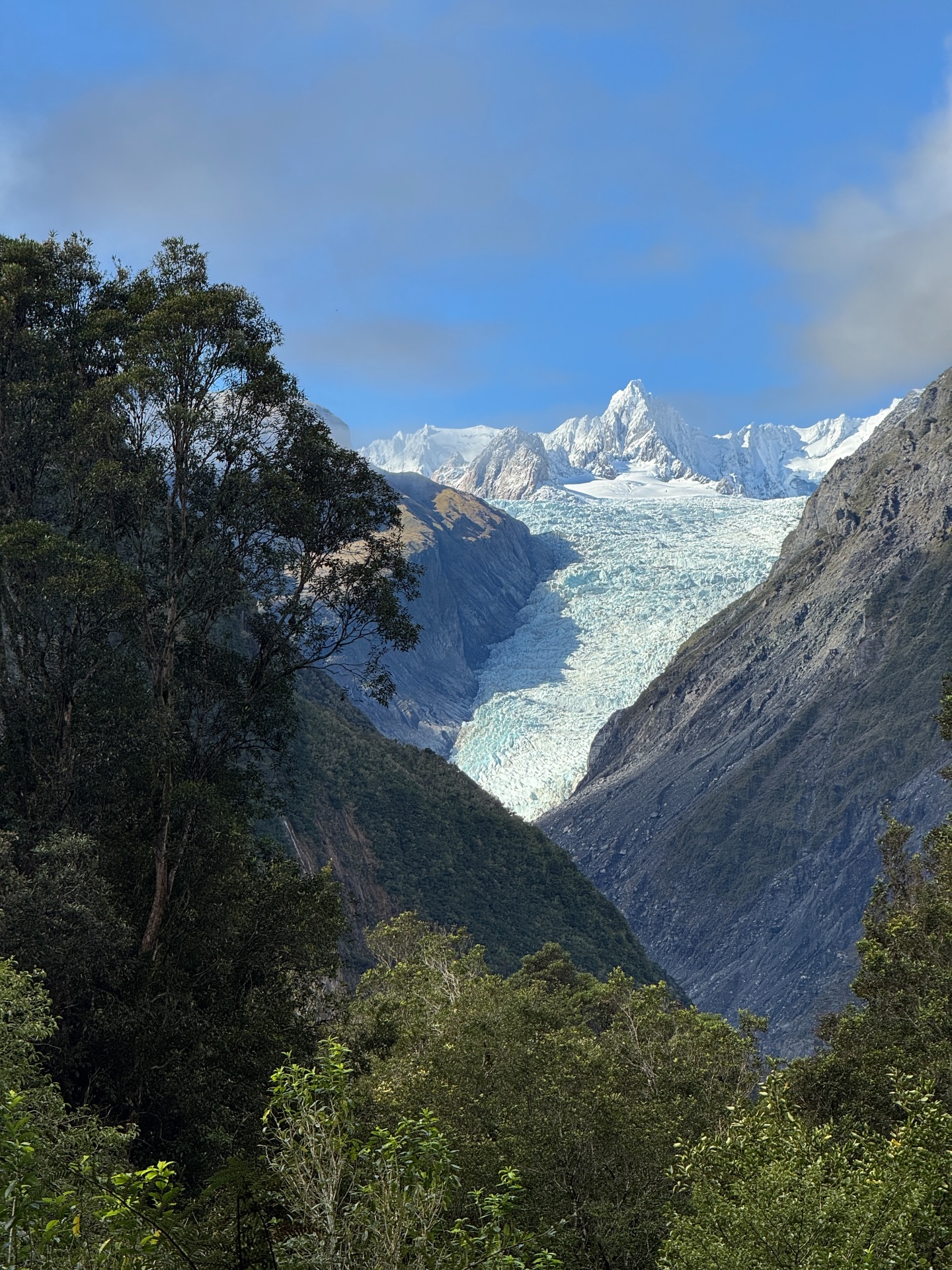 Fox Glacier, l’un des glaciers les plus emblématiques de Nouvelle-Zélande 🏔️ Une étape incontournable sur la côte ouest où la route est juste magnifique !
#foxglacier #nouvellezelande
