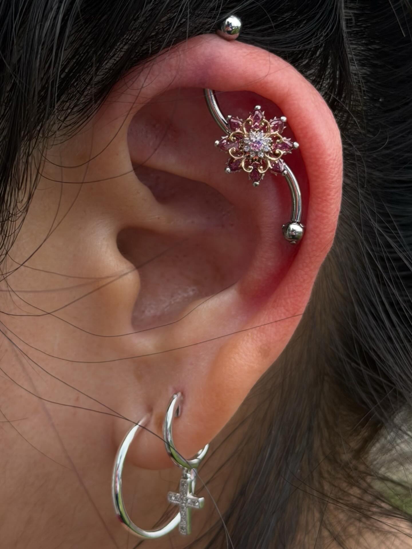 Custom Industrial Piercing ✨
Titanium Bars x 14k White Gold Flower 🌼✨
Only at Stay True ✨
@piercingbyroy ✨
#staytruebodypiercing
#safepiercing
#appmember