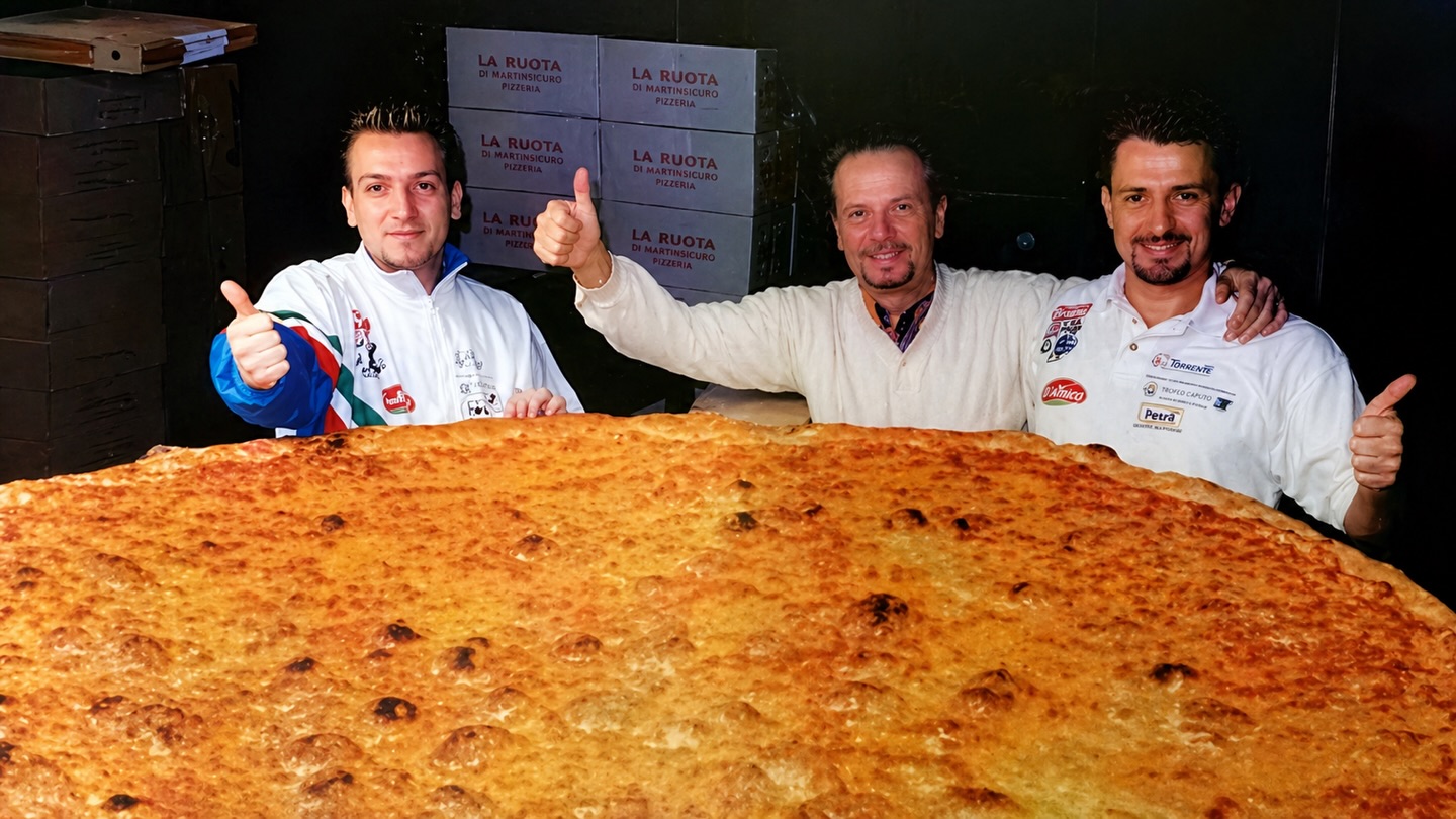 Quando la pizza diventa STORIA 🍕🔥
Non è solo una pizza.
È un pezzo di storia.
Dalla diretta su Rai Uno al Guinness dei Primati,
con il Maestro Evandro Taddei,
la Pizzeria La Ruota di Evandro ha scritto pagine che ancora oggi raccontano chi siamo davvero.
👉 La pizza più piccola del mondo
👉 La pizza più grande del mondo
👉 Campioni del mondo all’opera
Un percorso fatto di passione, sacrificio e tradizione autentica, iniziato anni fa…
e che continua ogni giorno, qui a Martinsicuro.
Queste immagini non sono solo ricordi.
Sono la prova concreta di un’identità che non si improvvisa.
📍 Via Aldo Moro 97, Martinsicuro
Pizzeria La Ruota di Evandro
Vieni a scoprire dove tutto è iniziato.
⸻
#PizzeriaMartinsicuro
#PizzaFornoALegna
#LaRuotaDiEvandro
#MaestroPizzaiolo
#StoriaDellaPizza
