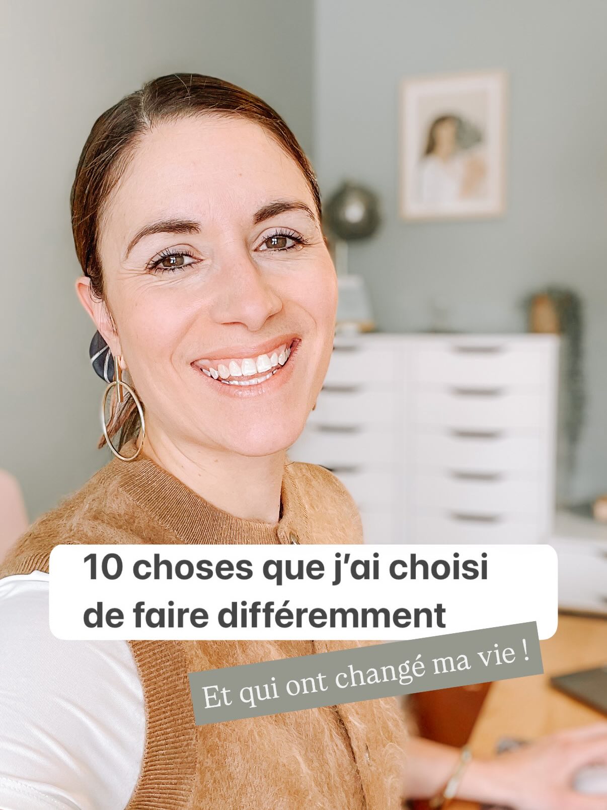 Le plus grand risque n’est pas de faire différemment. ✨
C’est de vivre exactement comme tout le monde… en espérant une vie exceptionnelle.
Pendant longtemps, on nous fait croire qu’il existe une seule façon de réussir :
✔️Faire comme tout le monde.
✔️Attendre plus tard.
✔️Travailler toujours plus.
✔️Suivre le chemin déjà tracé.
Mais j’ai choisi autre chose.
J’ai choisi de créer une vie qui me ressemble… même si elle sortait du modèle traditionnel.
Une vie avec plus de temps. ⌛️
Plus de liberté. 🦋
Plus de présence. 🌿
Plus d’espace. 💭
Plus de sens. 💫
Je crois sincèrement que plusieurs femmes ne veulent pas nécessairement « plus ».
Elles veulent mieux.
Mieux vivre.
Mieux respirer.
Mieux choisir.
Mieux réussir.
Alors vous n’êtes peut-être pas en retard.
Vous êtes peut-être simplement rendue prête à créer votre propre modèle. Qu’en dites-vous?
✍🏼 Lequel de ces 10 choix vous parle le plus? L
Donnez-moi votre réponse en commentaires (et enregistrez cette publication afin de vous souvenir qu’un tel modèle, bien que non traditionnel, est possible ✨).
Émilie xo