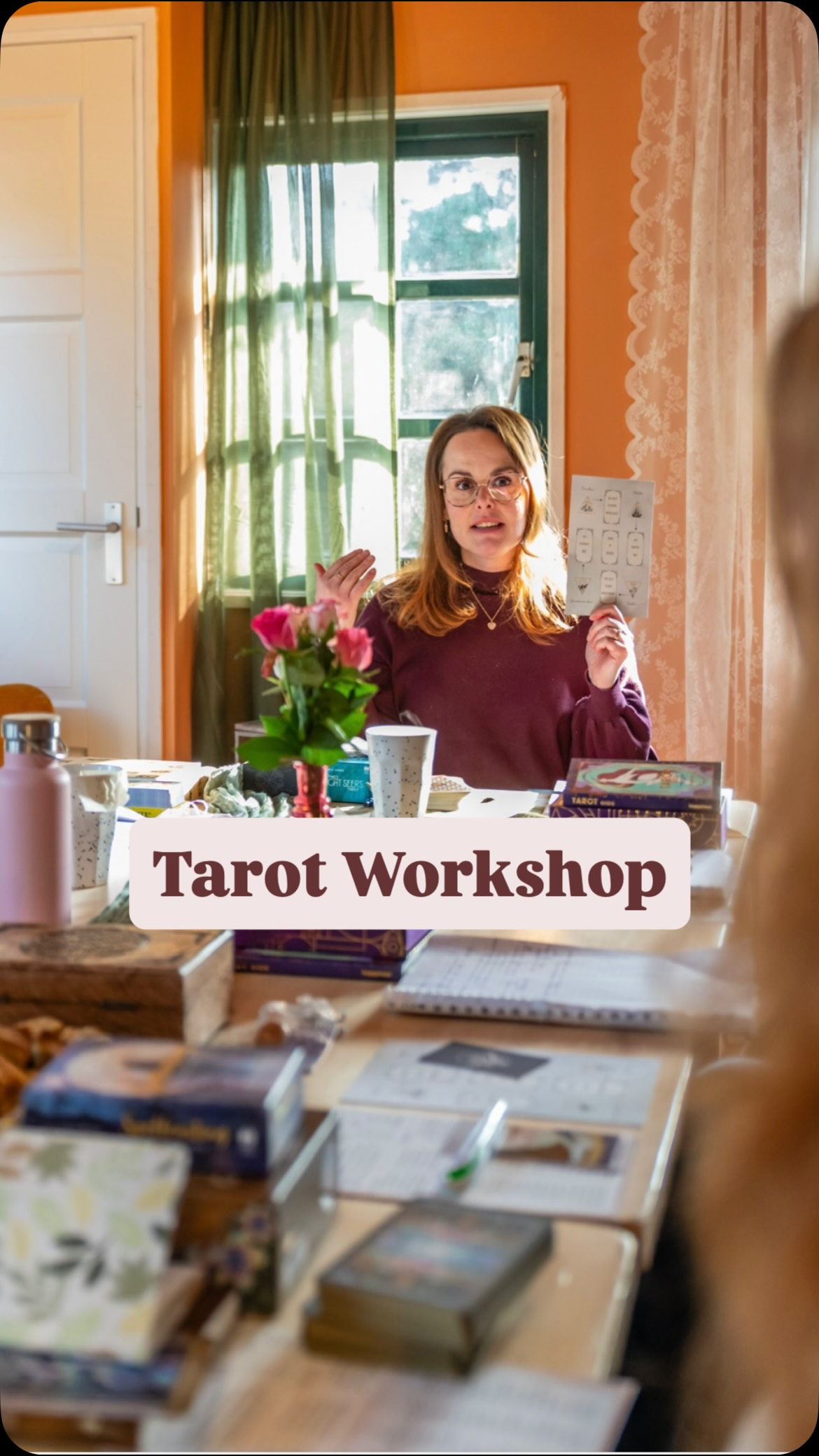 Het meest magische aan een tarotworkshop vind ik de diepte en resonantie die ontstaat in een collectief veld.
Je ontvangt niet alleen inzichten uit je eigen legging, maar wordt ook uitgenodigd om patronen, spiegels en extra lagen te herkennen in de leggingen van anderen.
Zo verweven persoonlijke verhalen zich tot één rode draad.�En precies daarin ontstaan inzichten die je alleen niet had kunnen zien.
Wil jij dit zelf ervaren?�Op zondag 14 juni geef ik weer een Tarot Workshop in de prachtige ruimte van @sier_en_zoet in Aalsmeer.
Een volledig verzorgde dag, waarin je kunt vertragen, verdiepen en meebewegen met wat zich via de kaarten en begeleide meditaties wil ontvouwen.
Of je nu net begint of al langer met tarot werkt:�deze workshop ontmoet je precies waar je bent en reikt inzichten aan op de vraag die nu leeft.
Er is ruimte voor een kleine groep, waardoor er een veilige bedding ontstaat met veel persoonlijke aandacht en diepgang.
Voel je dat dit voor jou is?�Via de link in bio vind je alle informatie en de mogelijkheid om je plek te reserveren.
Ik kijk ernaar uit om samen te ontdekken wat er gezien wil worden ✨
🎥 @stefaniedeboerfotografie
#tarotworkshop #kaartlegging #persoonlijkeontwikkeling