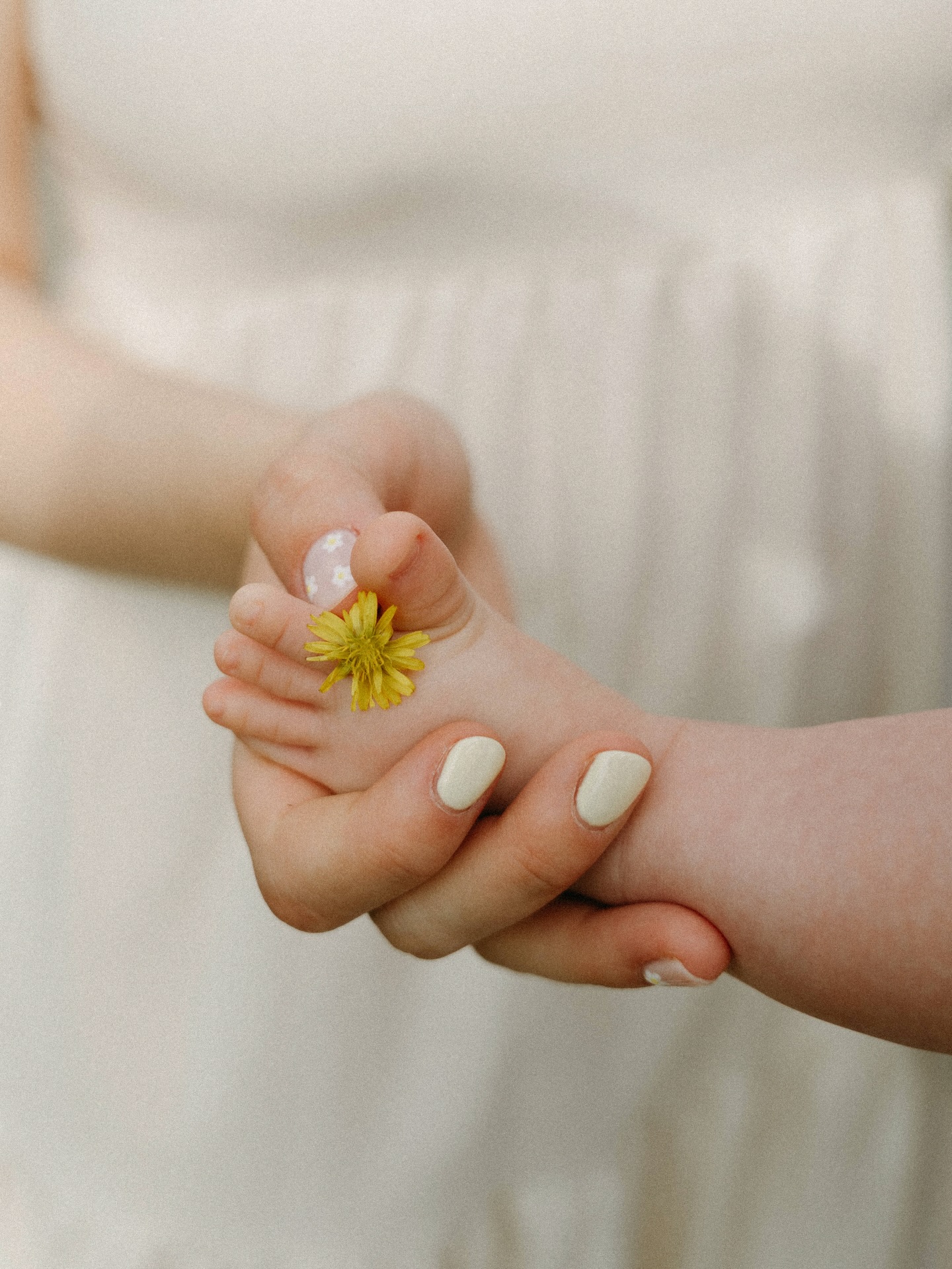 Avec le retour des beaux jours, l’envie de profiter revient doucement ☀️
Et puis il y a le quotidien, les journées bien remplies, les “on verra plus tard”, les “ce n’est pas le bon moment”.
On pense qu’il faut attendre. Avoir plus de temps, être plus disponible, que tout soit “comme il faut”.
Et si ce moment, c’était simplement celui que vous décidez ?
S’autoriser une pause, se retrouver, profiter ensemble.
Il n’y a rien de parfait à atteindre.
Juste votre famille, telle qu’elle est aujourd’hui.
Et peut-être que c’est déjà tout ce qu’il faut ✨
___
📸 Huynh Anh, photographe de vos histoires de vie ♡
💌 Infos et réservations : www.ha-tran.com
Photographe Marseille | photographe famille | séance photo en extérieur | shooting famille Marseille | profiter des beaux jours