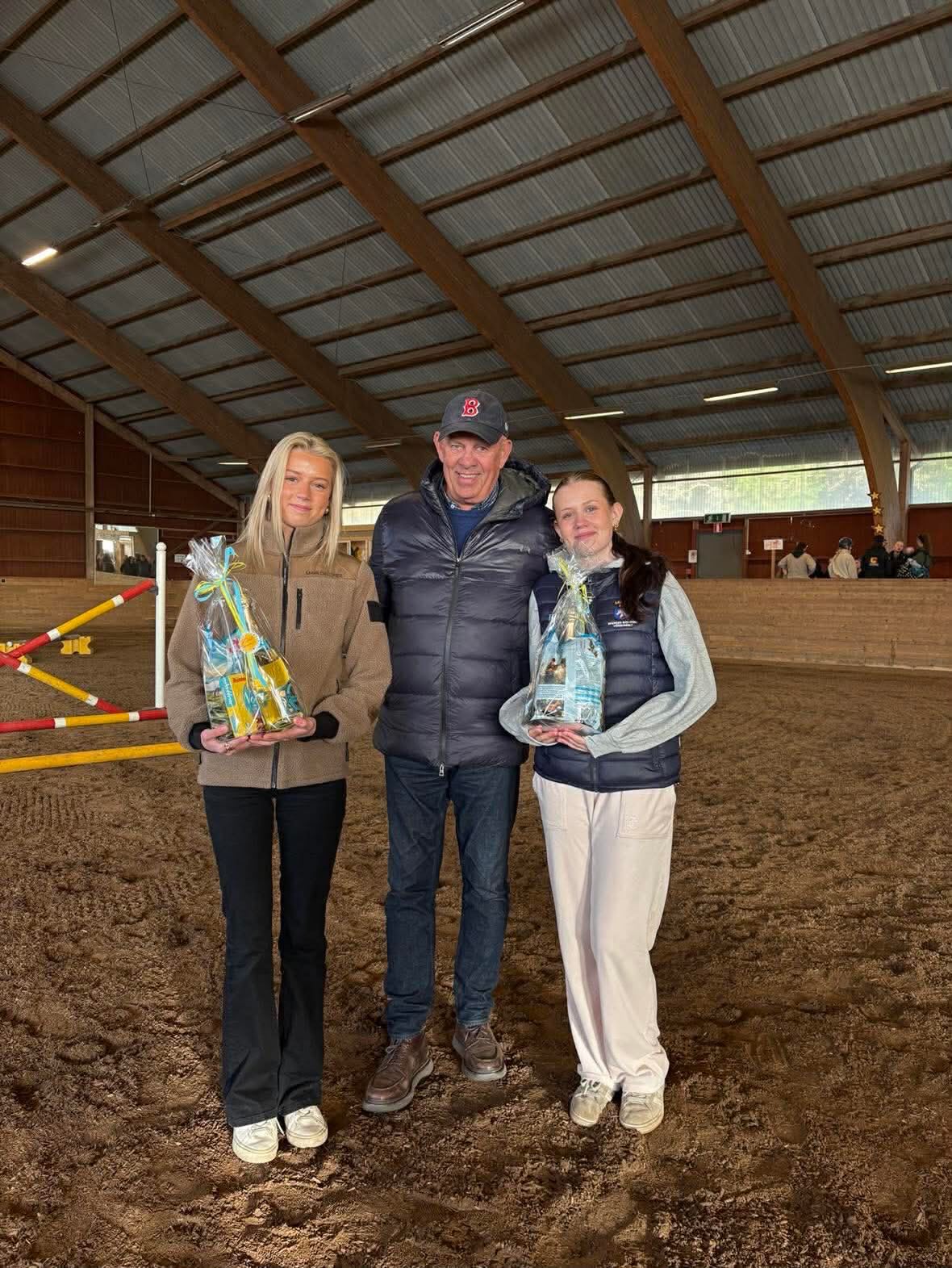 Igår fick vi följa Emelie von Essen i sadeln och Sylve Söderstrand från marken, som tillsammans gav fina insikter för ryttare på alla nivåer. En inspirerande och lärorik clinic och så roligt att så många kom!
Denna clinic vann vi tack vare vår fantastiska hejarklack under ridskoleequitation 💙
Stort tack till @jonkopinghorseshow för att ni ger våra ridskoleelever möjligheten att få uppleva tävling på en större arena!
Tack till alla som deltog och bidrog till den härliga stämningen 🐎🐎
