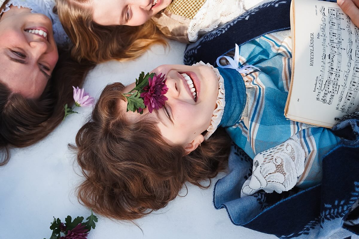 "I could never love anyone as I love my sisters." -Louisa May Alcott
Kevät on täällä - ja niin on myös Marchin sisarusten ilo, nauru ja lempeys.
Ensi-iltaan on alle kaksi kuukautta. Liput ovat jo myynnissä.
LIPUT aikuiset 27/24 eur ja nuoret/lapset 15/5 eur
lippu.fi
Ensi-ilta 13.6.2026 klo 17
Louisa May Alcott
Näyttämösovitus Heini Vahtera
Ohjaus Sirpa Riuttala
Järvenpään Vanhankylänniemessä
#Järvenpäänteatteri #Järvenpäänkesäteatteri #kesäteatteri #Pikkunaisia #kesä2026
Kuva: Hanna Erämaja