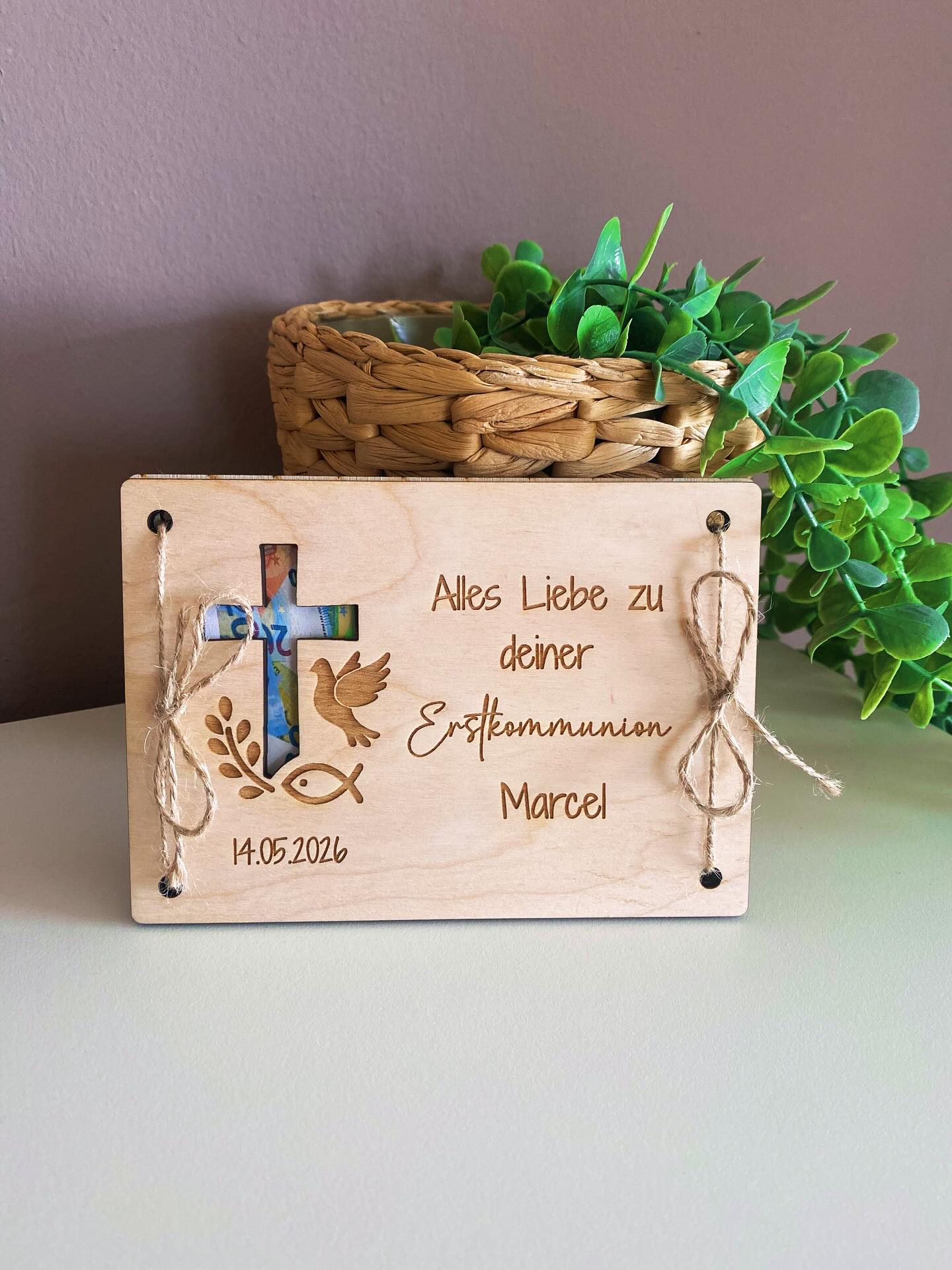 ✨ Geld schenken – aber mit Stil ✨
Zur Erstkommunion oder Firmung gehört ein kleines Geschenk einfach dazu –
und oft ist Geld genau das Richtige.
Mit diesen Geldgeschenken aus Holz wird daraus eine liebevolle und persönliche Aufmerksamkeit, die garantiert in Erinnerung bleibt. 🤍
Schlicht gestaltet, hochwertig graviert und perfekt für besondere Anlässe.
👉 Jetzt im Onlineshop erhältlich.
⸻
#erstkommunion #firmung #geldgeschenk #geschenkidee #kommunion2026 #firmung2026 #personalisiertegeschenke #holzliebe #geschenkideen #dekoliebe #handmadeösterreich #madeinaustria #oststeiermark #vorau #kreativveredelung