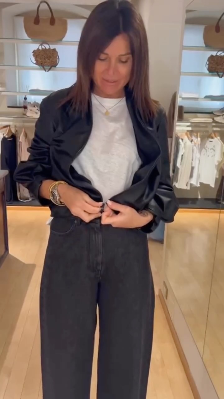 Ecco i pezzi unici di @myskinreal , dal blazer al bomberino.
Stupendi!
Ditemi quale preferite nei commenti!!
Blazer scamosciato miele/gesso €699
Bomber scamosciato €689
Bomber pelle nero €650
#blazerdonna #abbigliamentodonna #bomber #altamoda #ladieswear