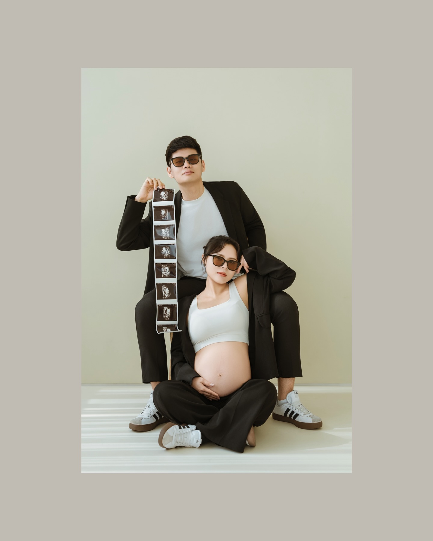 「這是一個可以保存一輩子的創意道具」
換上西裝、戴上墨鏡, 肚子裡的小傢伙,以後也要跟我們一起帥!😎
把孕照拍成時尚雜誌,
給自己一個最有態度的紀念。
#孕婦寫真
Photo l @susuimage
MUA l @unimakeup83
Gown l @abloom.tnn
@fangfang_5i_albert @albert_5i_fun_chi
#做最酷的媽媽 #懷孕日記 #孕婦穿搭 #Susu影像