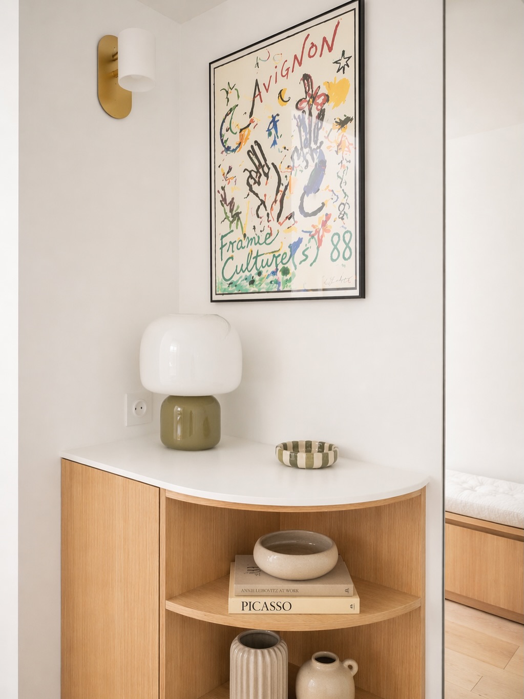 L’entrée existante a été entièrement repensée pour devenir un véritable espace d’accueil, à la fois fonctionnel et chaleureux.
Chaque élément a été intégré avec soin : une penderie avec miroir pour organiser manteaux et chaussures tout en permettant un dernier regard avant de sortir, un banc pour s’installer confortablement, et un vide-poche pour déposer les essentiels du quotidien.
Au-delà de l’usage, le projet s’attache à la perception de l’espace. Dès l’entrée, le regard se prolonge vers le fond de l’appartement, créant une perspective claire et fluide. La lumière naturelle accompagne ce parcours et renforce la sensation d’ouverture.
Une entrée pensée comme une première expérience du lieu, où fonctionnalité et qualité spatiale se rencontrent.
#architectureinterieure #interiordesign #homedecor #architecturelovers #designinspiration
Meuble @plum.living
Applique @schwung.design
Corian @himacseurope
Parquet @decoplusparquets
📸 @julien_pepy_photographe