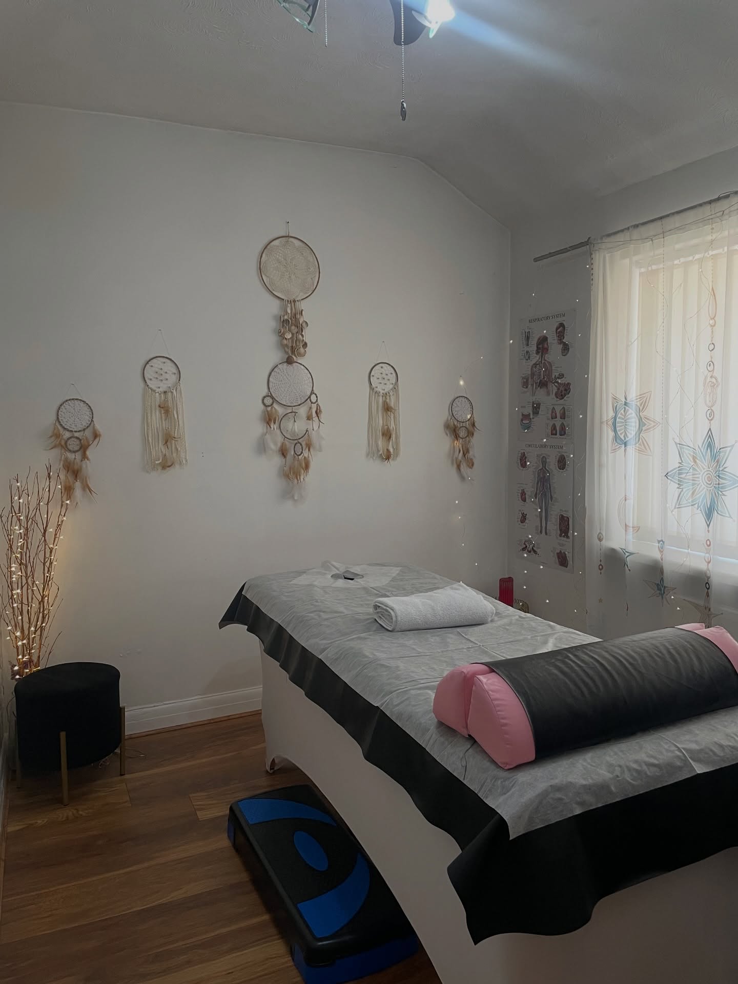 Big opportunity for a massage therapist or wellness practitioner š©·
looking to start or grow your own self-employed business? this could be for youā¦
rent a beautiful treatment room 2 days a week (saturday & tuesday)
available per hour or per day
whatās included:
⢠towels
⢠massage oil
⢠online booking calendar
⢠own set of keys
⢠free parking
⢠hand washing facilities
⢠private kitchen
⢠reception area
⢠all bills included
iām looking for someone like-minded in business to join my lovely team āØ
perfect for:
massage therapists, beauticians, reiki practitioners, podiatrists & other wellness professionals
no aesthetics
š salford
dm us for more info š
#massage #tcm #rent #manchester #salford
