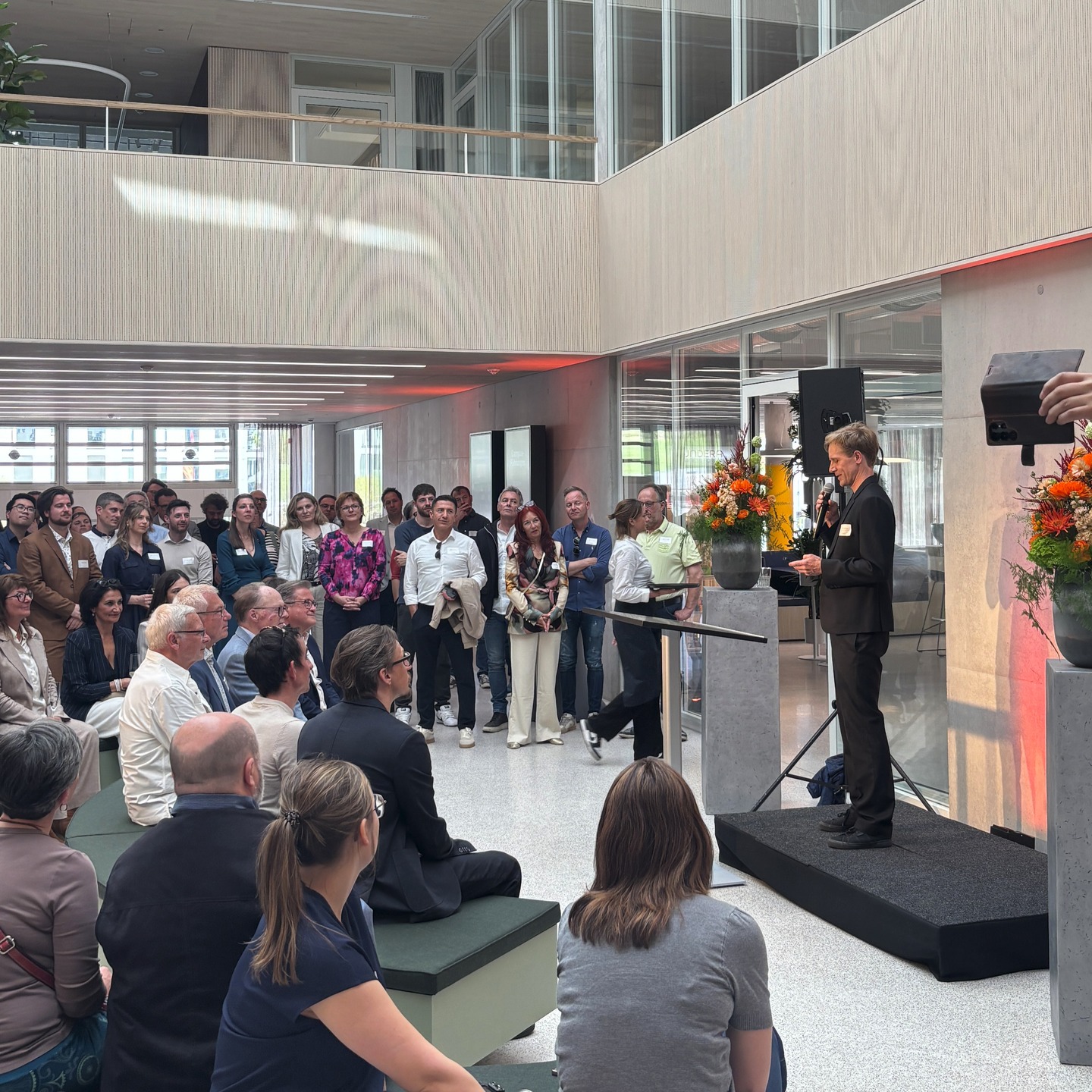#Ewimed #Fundera #Einweihung #TagderoffenenTür #Bürogebäude
Was für ein schöner Tag zum Feiern!
Danke für die tolle Eröffnung vom Fundera Business Forum!
Das Atrium so lebendig zu sehen – mit so vielen frohgestimmten Menschen – war einfach richtig besonders.
Alles Gute an Ewimed und das Fundera Business Forum für den Start im neuen Büro