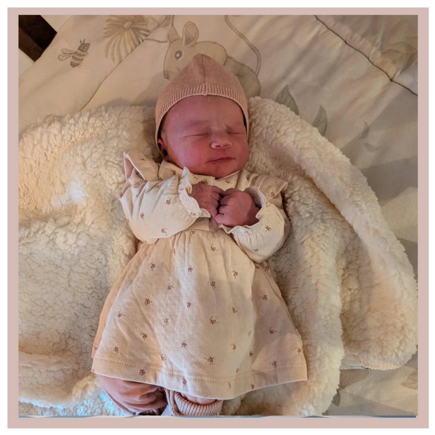 WELKOM JOSIE! 🩷
Dit lieve kleine meisje heet Josie. Ze is het kleine zusje van Henry. Ze werd geboren op 22-4-2026 om 22:35 uur. Ze woog 3020 gram bij 39+4.
Grote broer Henry werd vlot geboren, dus spraken we met Sanne & Marijn af dat ze ons op tijd zouden bellen als Sanne weeën zou krijgen. Zo gezegd, zo gedaan. In de ochtend had Sanne al wat gerommeld, maar dat zakte weer af. Ze brachten de dag rustig door in het zonnetje in de tuin en brachten nog een bezoekje aan de McDonalds 😉 Toen ze thuis kwamen begon het gerommel weer opnieuw, en dit keer zette het door! Marijn belde naar Joyce, die bij hen thuis langskwam. 🚗 Henry werd meegenomen door opa en oma, zodat Sanne goed in haar bubbel kon komen.
Sanne had 4 centimeter ontsluiting, een mooie start! 💪🏻 Terwijl Sanne in bad ging zette Marijn en Joyce samen alles klaar voor de bevalling. Zo rustig en gezellig als Sanne nog was toen Joyce net aankwam, zo serieus werd het een half uurtje later! De weeën werden heel snel heftiger en intenser, maar Sanne ving ze in bad super goed op. De kraamzorg arriveerde precies op tijd, want kort daarna voelde Sanne meer druk en kreeg ze persdrang. In slechts twee persweeën werd kleine Josie geboren. Sanne pakte haar zelf aan onder water en pakte haar tegen zich aan. Zo'n onwijs mooi moment! 🥰 Josie deed het direct heel goed, dus met haar lijfje onder en haar gezichtje boven water konden we haar rustig uitgebreid bewonderen. 😍 Daarna verplaatsten we naar het bed, waar ook de placenta snel geboren werd.
Lieve Sanne & Marijn, wat hebben jullie dit weer onwijs knap gedaan samen! Jullie zijn een super team! Henry & Josie boffen met jullie als papa en mama! We wensen jullie heel veel geluk samen! Veel liefs, team LEV. 🤎
#zwangerschap #bevalling #thuisbevalling #badbevalling #babygirl