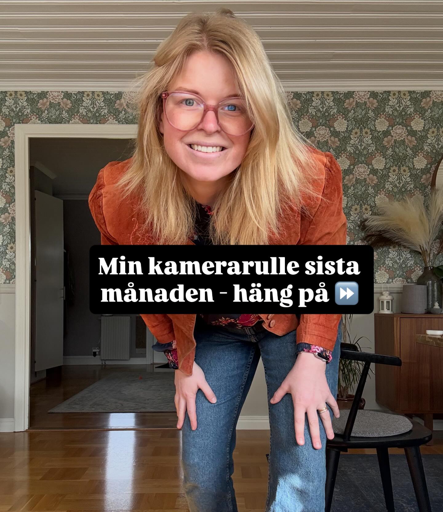 Lite bilder från senaste månaden i min mobil ✨1. Jag har fyndat en vintage mockajacka på Vinted, för dryga 100 kronor. Älskar!
2. Mycket vab har det varit mars/april, mer än ökända vabruari. Jag älskar verkligen tiden med barnen, de är så goa och mysiga men visst finns det ett dåligt samvete gentemot jobbet.
3. Vi har varit på skogsutflykt! Så kul nu med lite större barn som verkligen upptäcker allt i skogen 🌳
4. Våra grannar bygger pool och har grävmaskin hemma, mycket uppskattat av barnen som får åka med. Poolen är uppskattad av mig - hej hej sommarhäng! 👋
5. Vår lilla strand här nästgårds har fått sig en uppfräschning och det är så spännande att se till i sommar 😍
6. Alla vårblommor!!!! 🌷
7. Stickade klart en vårigt, färgglad tröja. Supernöjd! 🧶
8. Barnen har fått bygga och måla egna fågelholkar.
9. Jag klippte lugg! Because why not?
10. Vi var hem till min kollega och köpte ägg från hennes trädgård. Mys! 🐓
11. Alltså det här är verkligen det sjukaste! Jag var ute och nattade barnen i vagn här om kvällen och så såg jag ett jättestort djur, typ en älgkalv men jag tror verkligen den hade svans???? Jag är så förbryllad och blev så exalterad samtidigt som jag inte kunde stanna för då vaknade barnen så bilden blev, tveksam… 😂 jag kom hem till min man och sa att jag hade sett en varulv. Han var tveksam. 😬